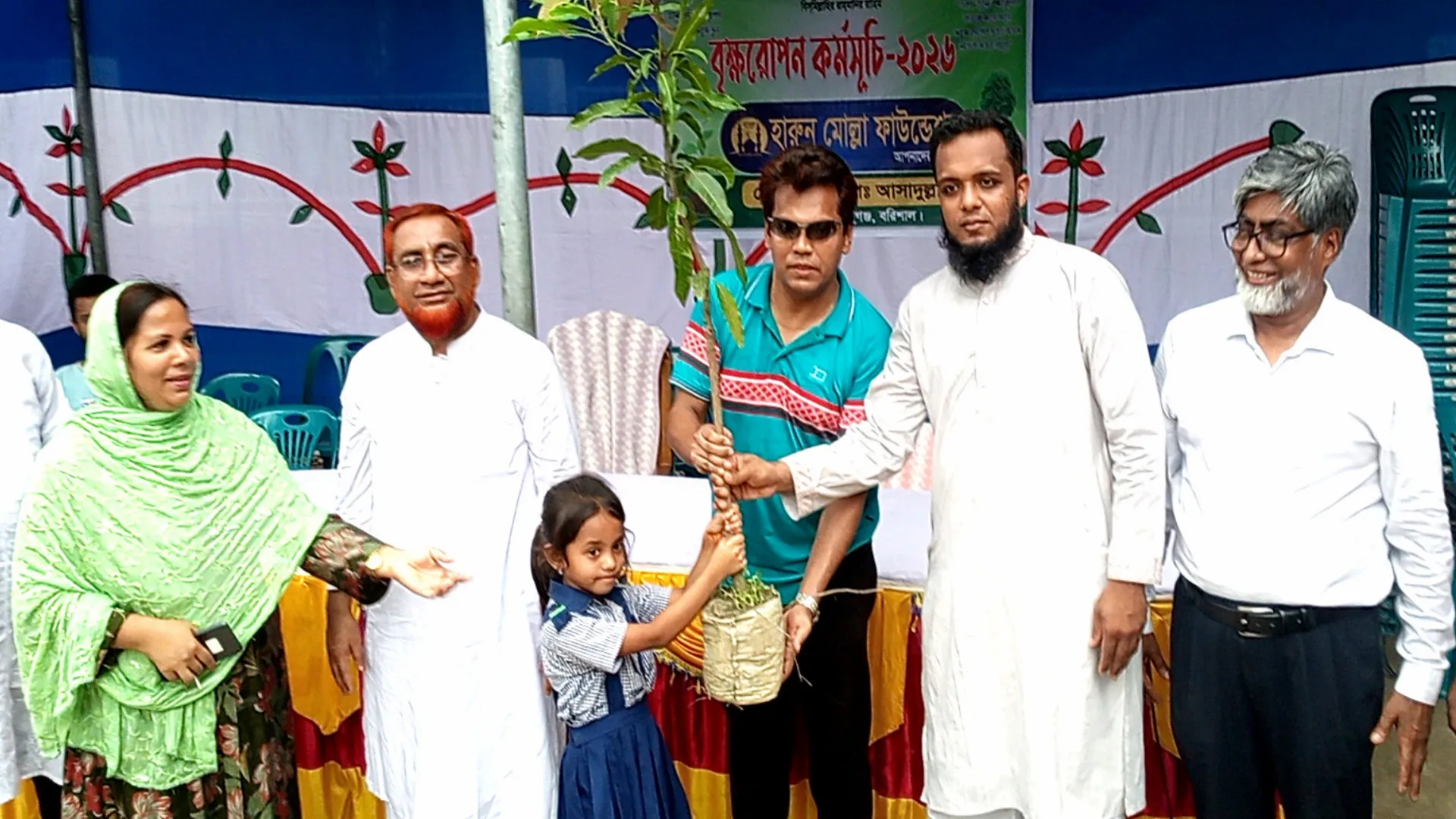 বাবুগঞ্জে শিক্ষার্থীদের আম্রপালি চারা দিয়েছে হারুন মোল্লা ফাউন্ডেশন