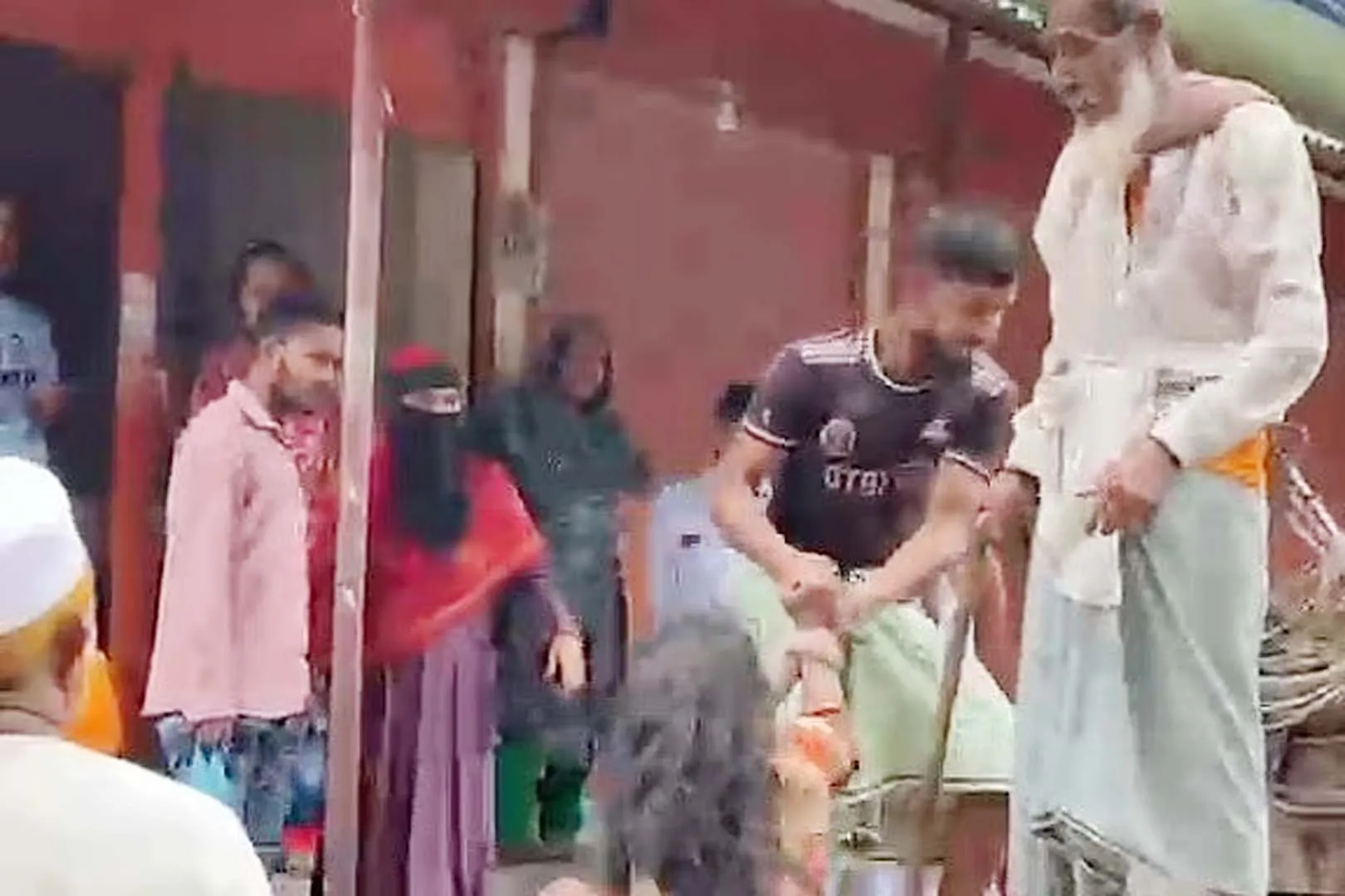 হাত–পা বেঁধে নারীকে নির্যাতন, স্বামী–শ্বশুরকে পুলিশে সোপর্দ
