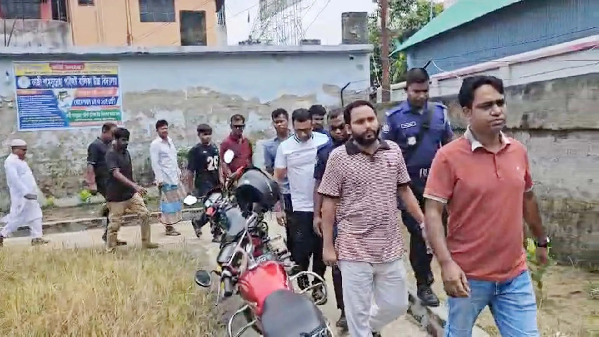 হবু স্ত্রীর সাথে এসএসসির পরীক্ষাকেন্দ্রে গিয়ে অবরুদ্ধ এনসিপি নেতা