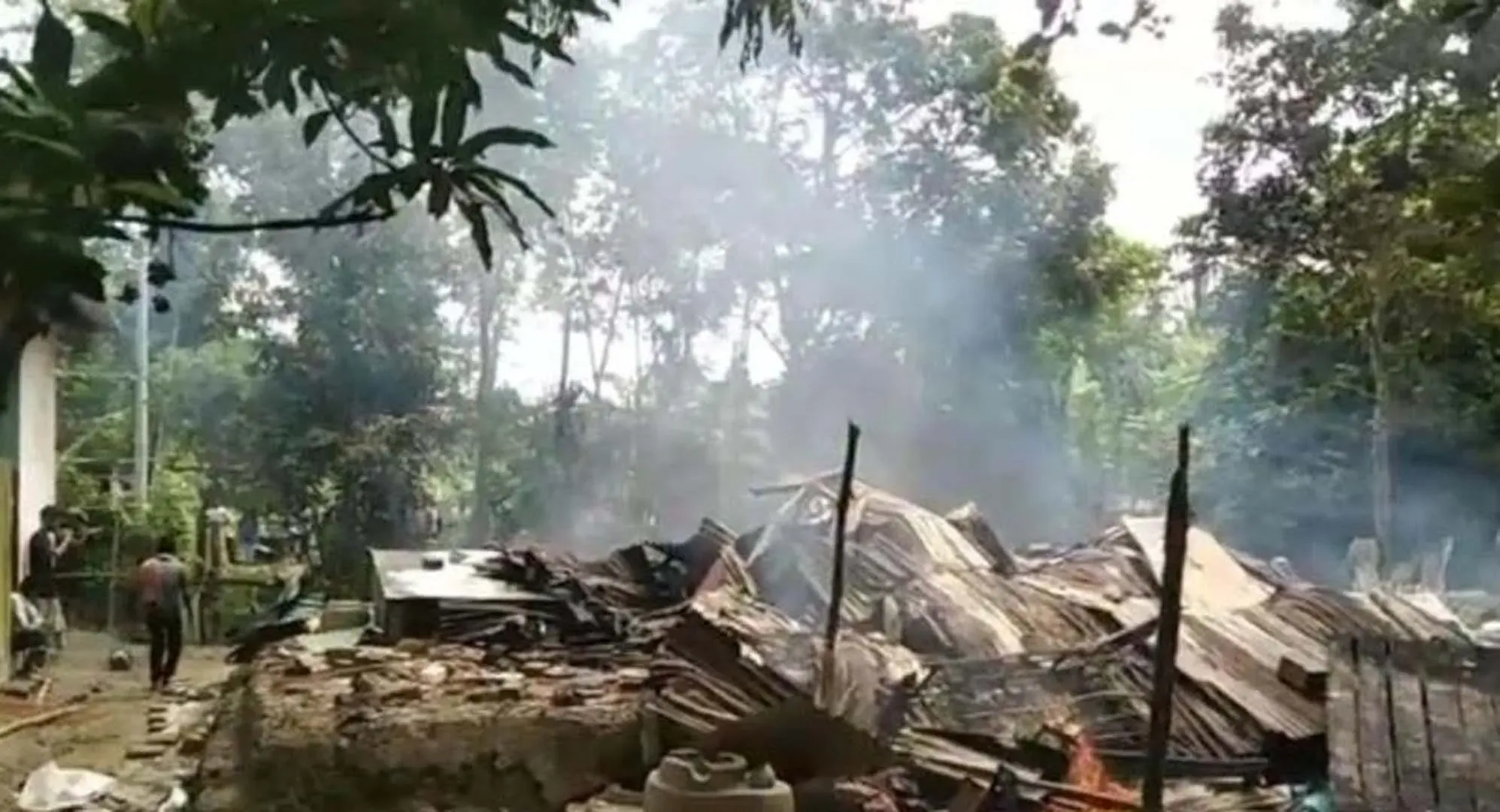 বরিশালে অটোরিকশাচালক খুন, সন্ধিগ্ধ আসামির বসতঘরে আগুন