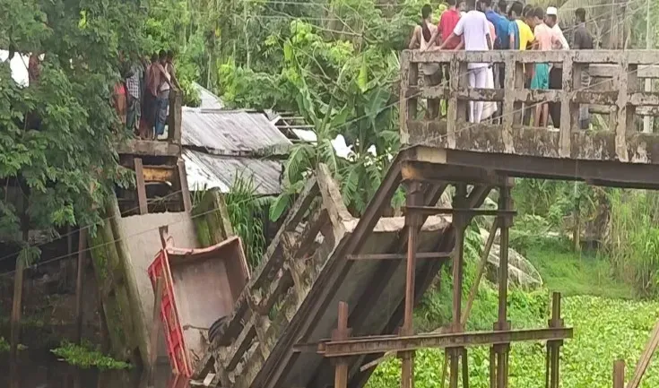ভোলায় ঝুঁকিপূর্ণ আয়রন ব্রিজ ভেঙে নিহত ১, আহত ১