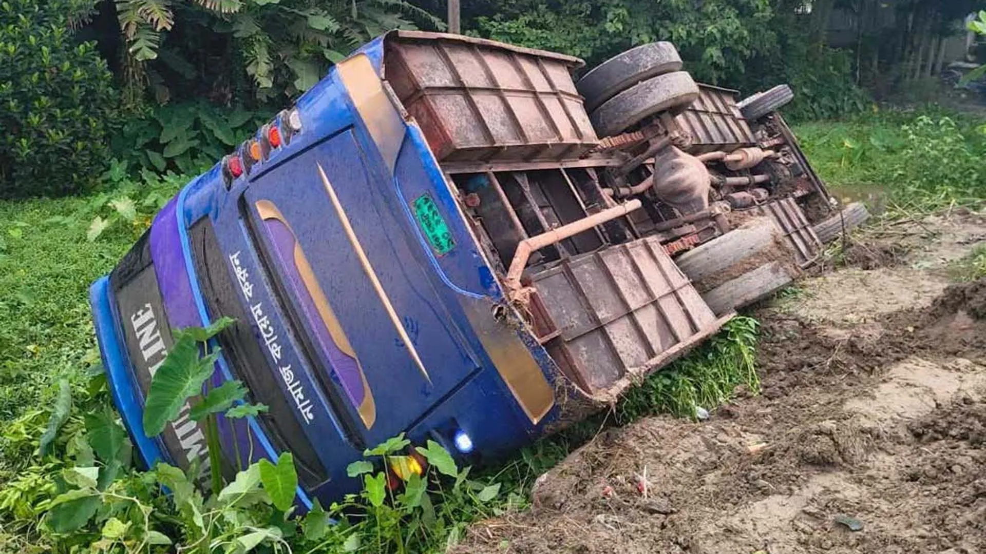 বরিশালের গৌরনদীতে বাস খাদে পড়ে আহত ১০