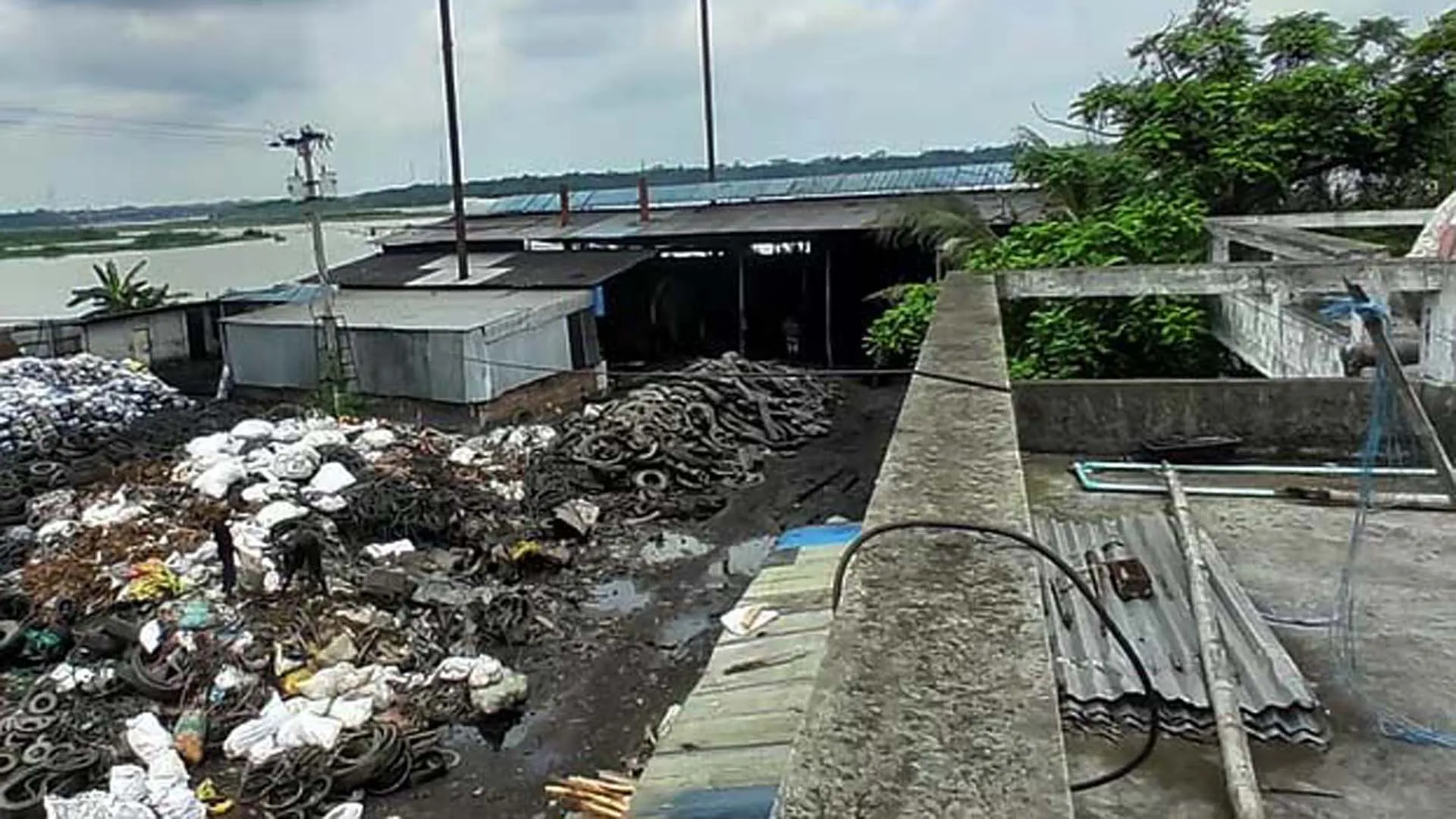 পরিবেশ দূষণকারী বরিশালের সেই কারখানা সপ্তাহখানেকের মধ্যে বন্ধের দাবি
