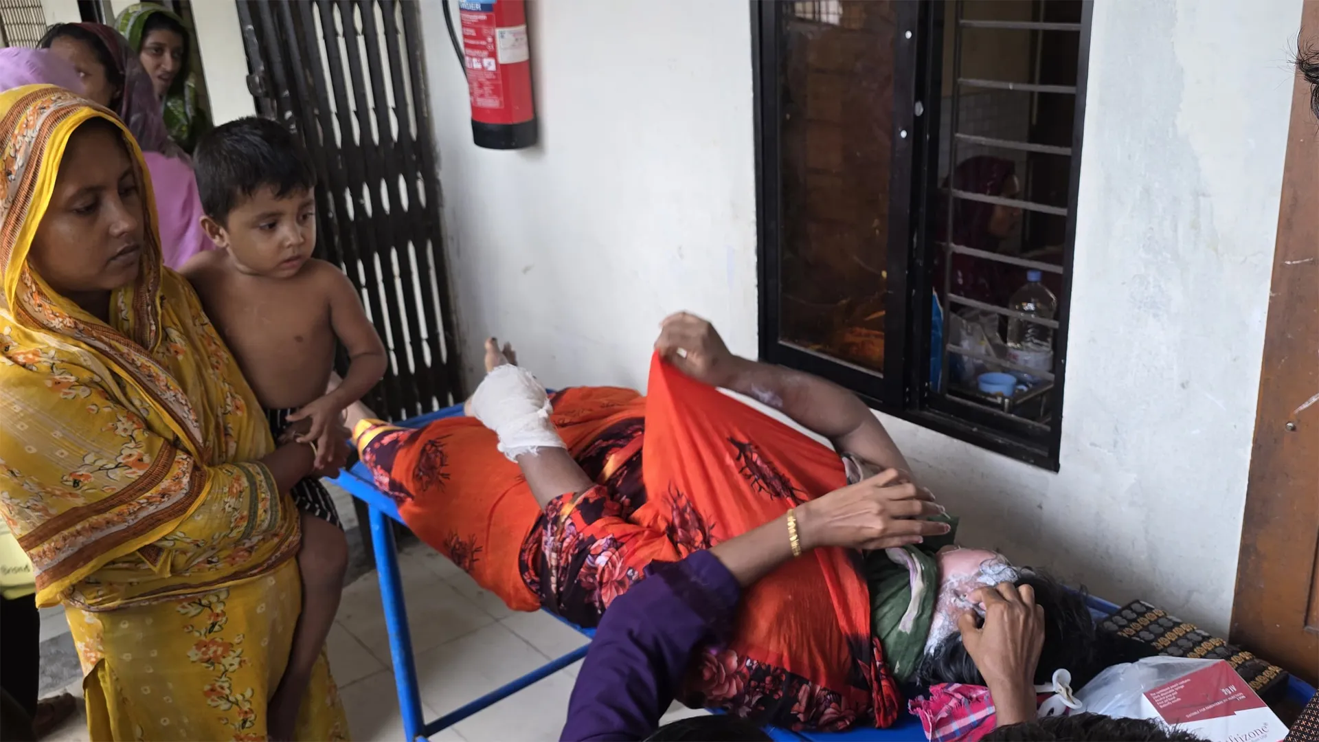 বাউফলে ফুটন্ত ভাতের পাতিল ঢেলে গৃহবধূকে হত্যাচেষ্টা