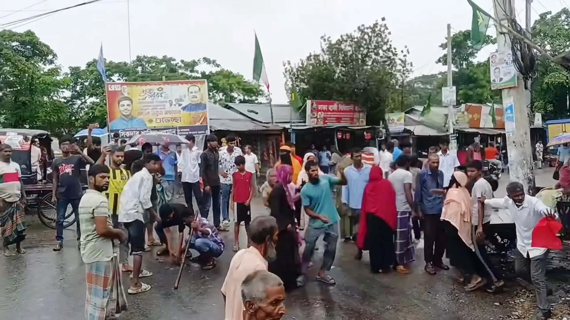 বরিশালে আসামির মৃত্যুর গুজবে থানায় হামলা,  ৬ পুলিশসহ আহত অন্তত ১২