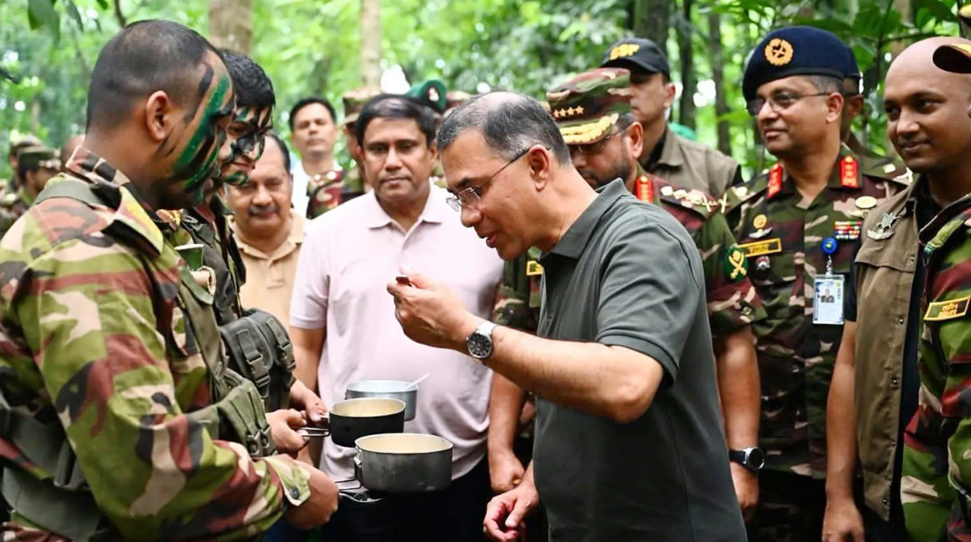 বরিশালের সেনাবাহিনীর মহড়া পরিদর্শন করলেন প্রধানমন্ত্রী তারেক রহমান