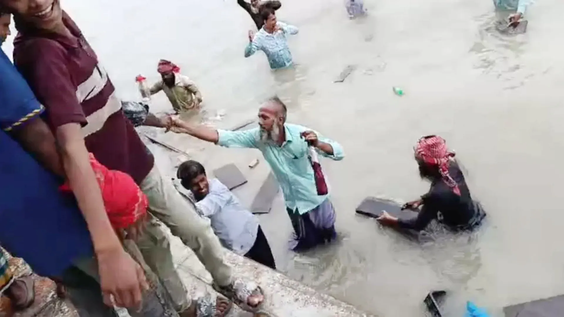 প্রধানমন্ত্রীর কর্মসূচিতে যাওয়ার পথে আটকা লঞ্চ, উদ্ধারে গিয়ে নৌকাডুবি