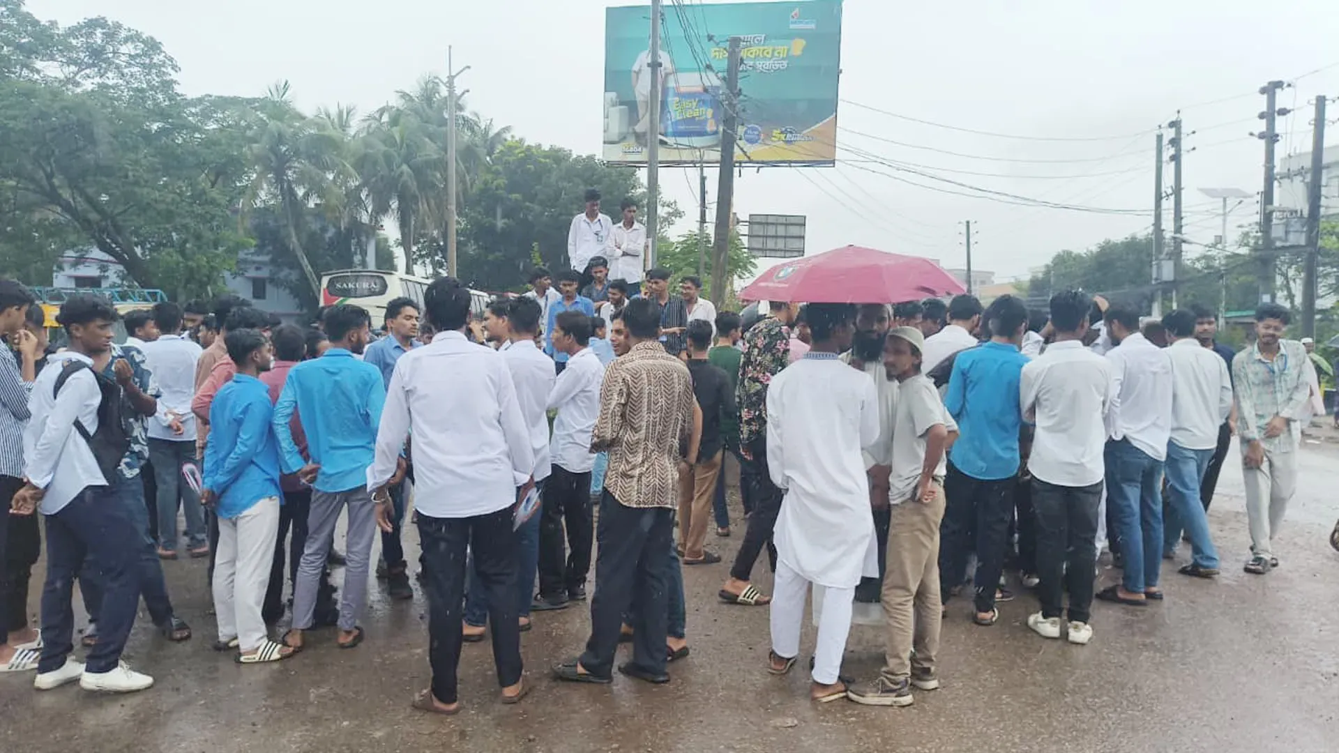 শিক্ষামন্ত্রীর পদত্যাগের দাবিতে বরিশাল শিক্ষাবোর্ডের সম্মুখে শিক্ষার্থীদের অবস্থান