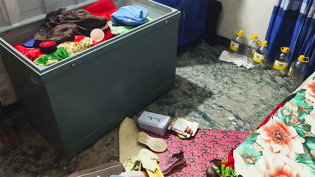 শিশুর গলায় ধারালো অস্ত্র ঠেকিয়ে ডাকাতি!