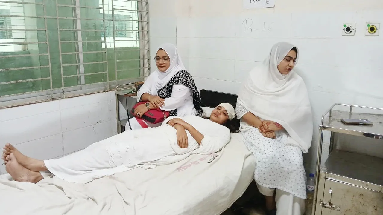 এজলাসে বিচারকের ছুড়ে মারা পেপার ওয়েটে নারী আইনজীবী রক্তাক্ত