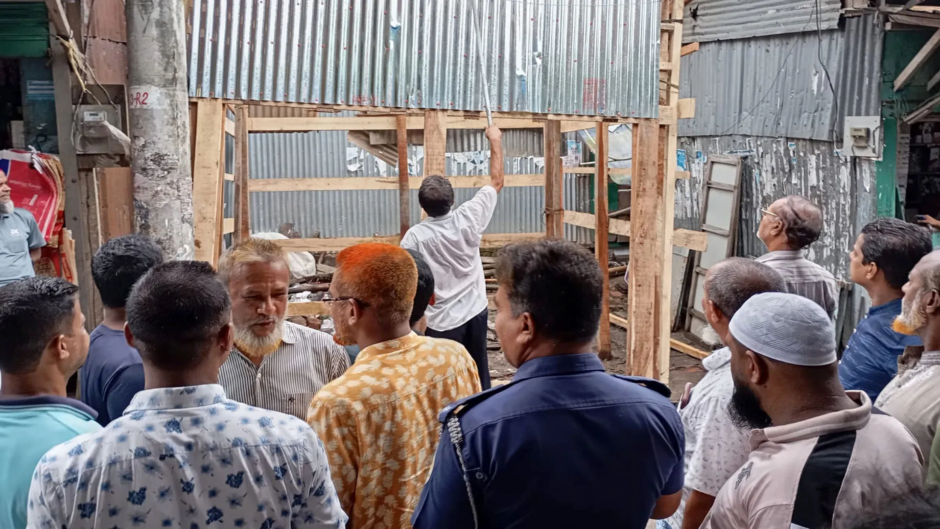 স্বেচ্ছাসেবক দল নেতার খাসজমি দখল, ২ নির্মাণশ্রমিকের জেল