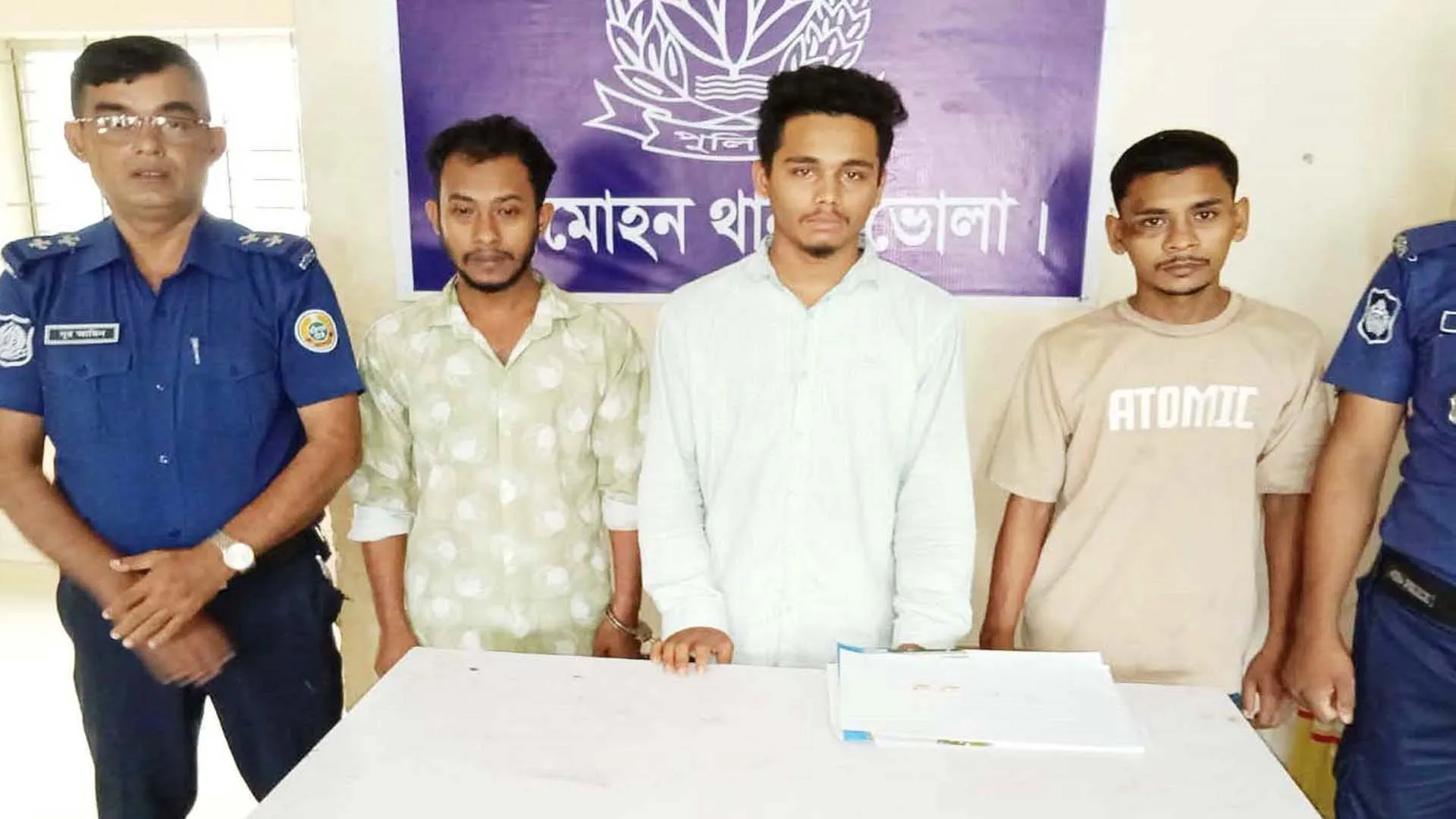 লালমোহনে গৃহবধূকে জিম্মি করে ডাকাতি-শ্লীলতাহানি, গ্রেপ্তার ৩
