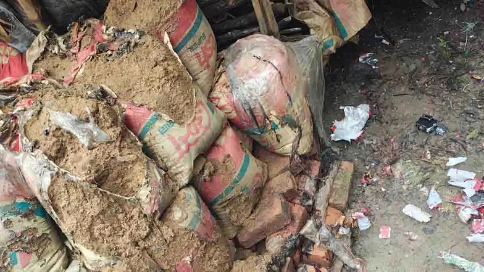 বাকেরগঞ্জে বোমা বিস্ফোরণ, নারী-শিশুসহ দগ্ধ ৩