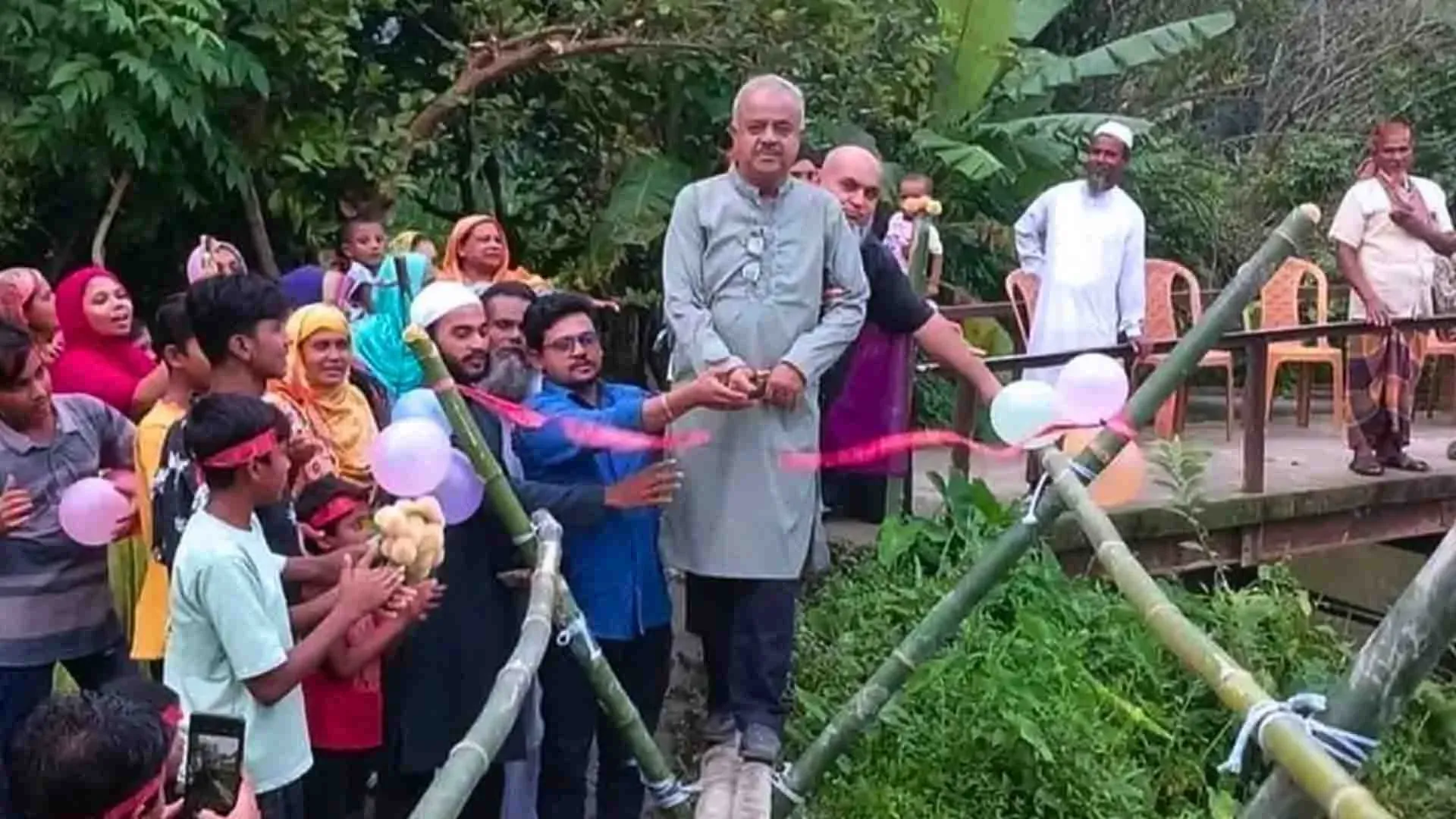 লাল ফিতা কেটে বাঁশের সাঁকো উদ্বোধন!, উদ্বোধক শীর্ষস্থানীয় বিএনপি নেতাকে নিয়ে উপহাস