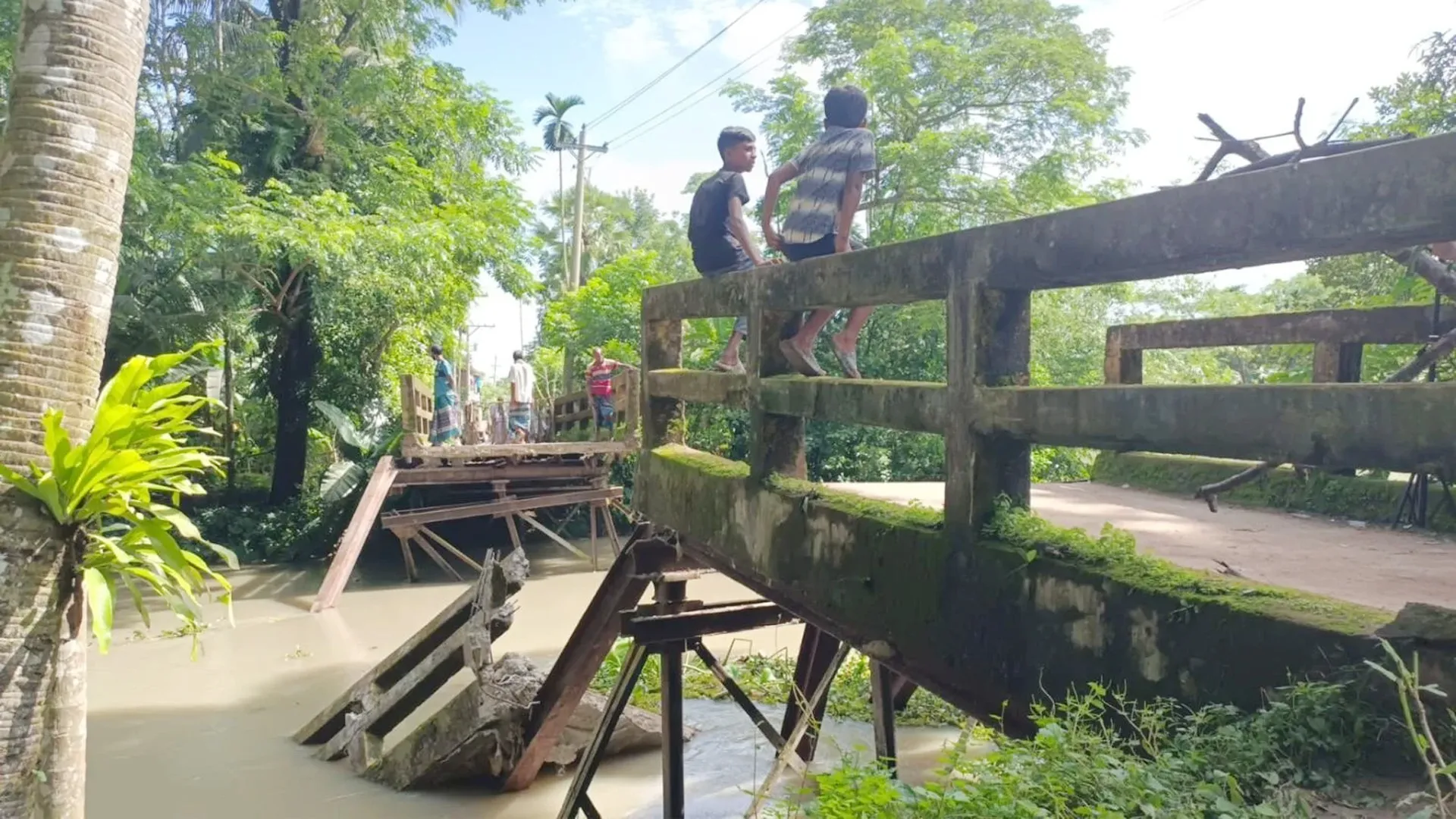 রাজাপুরে জাহাজের ধাক্কায় ব্রিজ ভেঙে খালে, ৩ উপজেলার মানুষ বিপাকে 