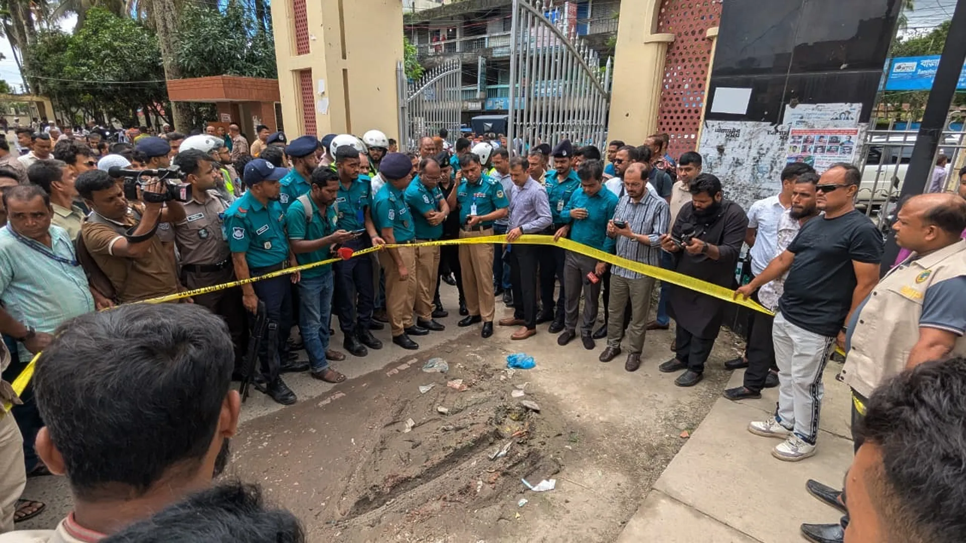 বরিশাল আদালত চত্ত্বরে বোমা বিস্ফোরণ, বিচারপ্রত্যাশীদের মধ্যে আতঙ্ক