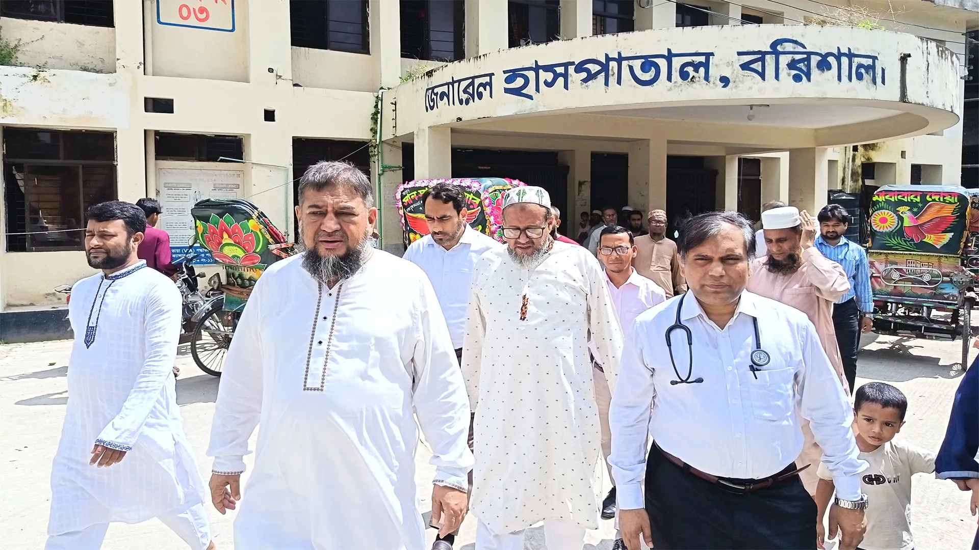বরিশাল জেনারেল হাসপাতাল পরিদর্শনে এ্যাডভোকেট মুয়াযযম হোসাইন হেলাল