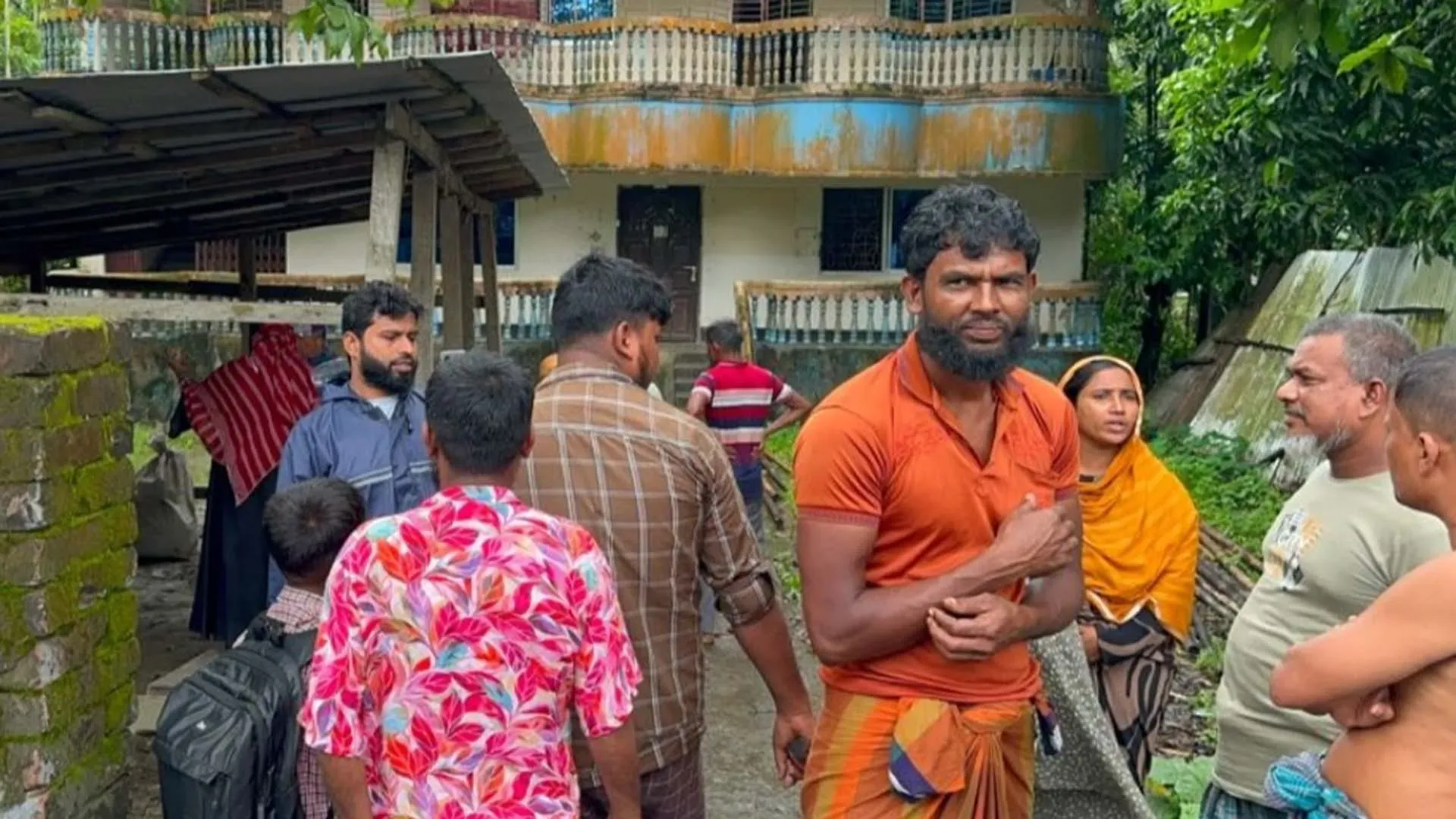 ঋণ দেওয়ার প্রলোভন দেখিয়ে অর্ধকোটি টাকা নিয়ে উধাও এনজিও