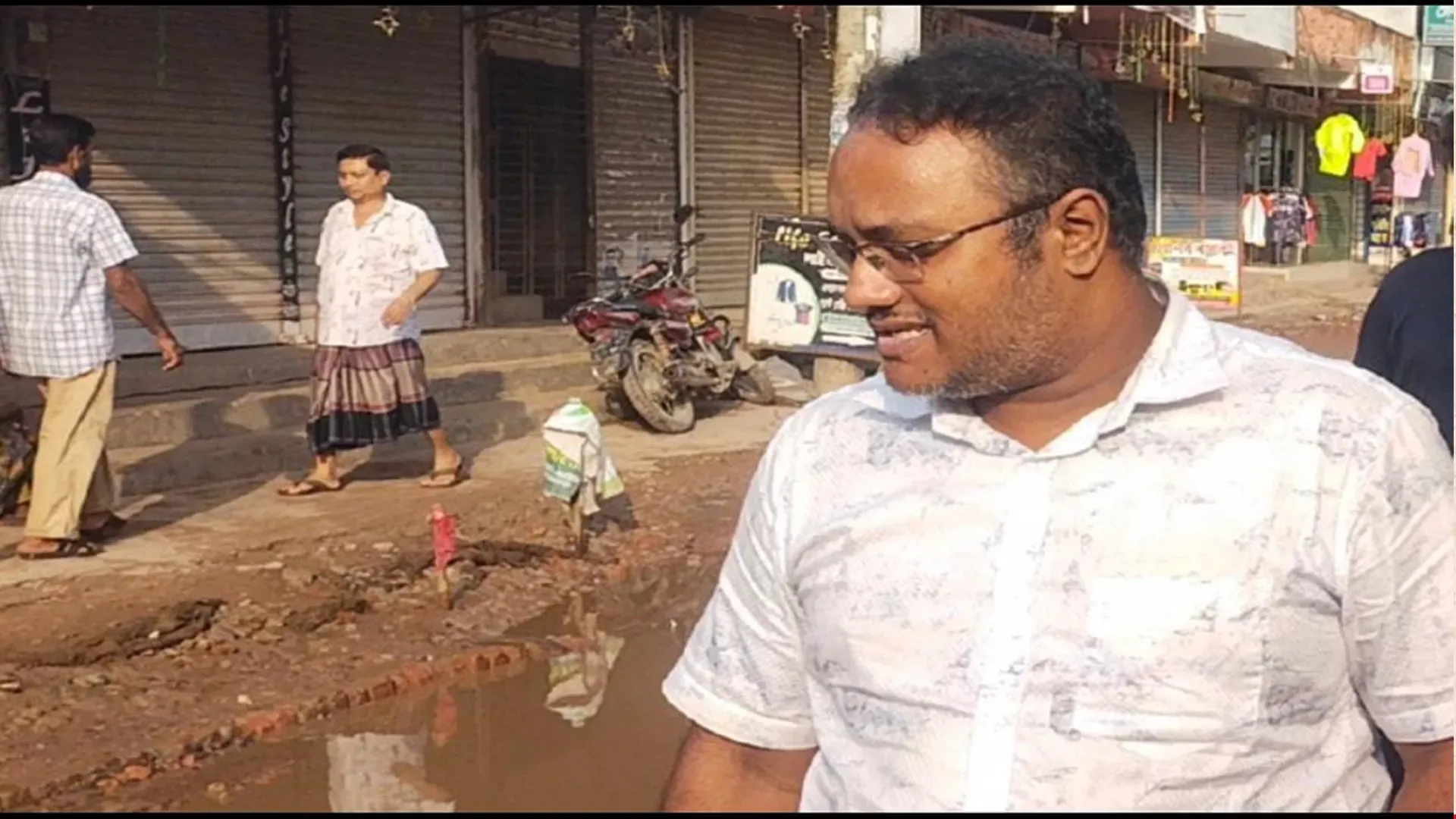 ভাঙা  সড়কে মানববন্ধন করায় শিক্ষার্থী ও জনগণকে শাসালেন প্রকৌশলী