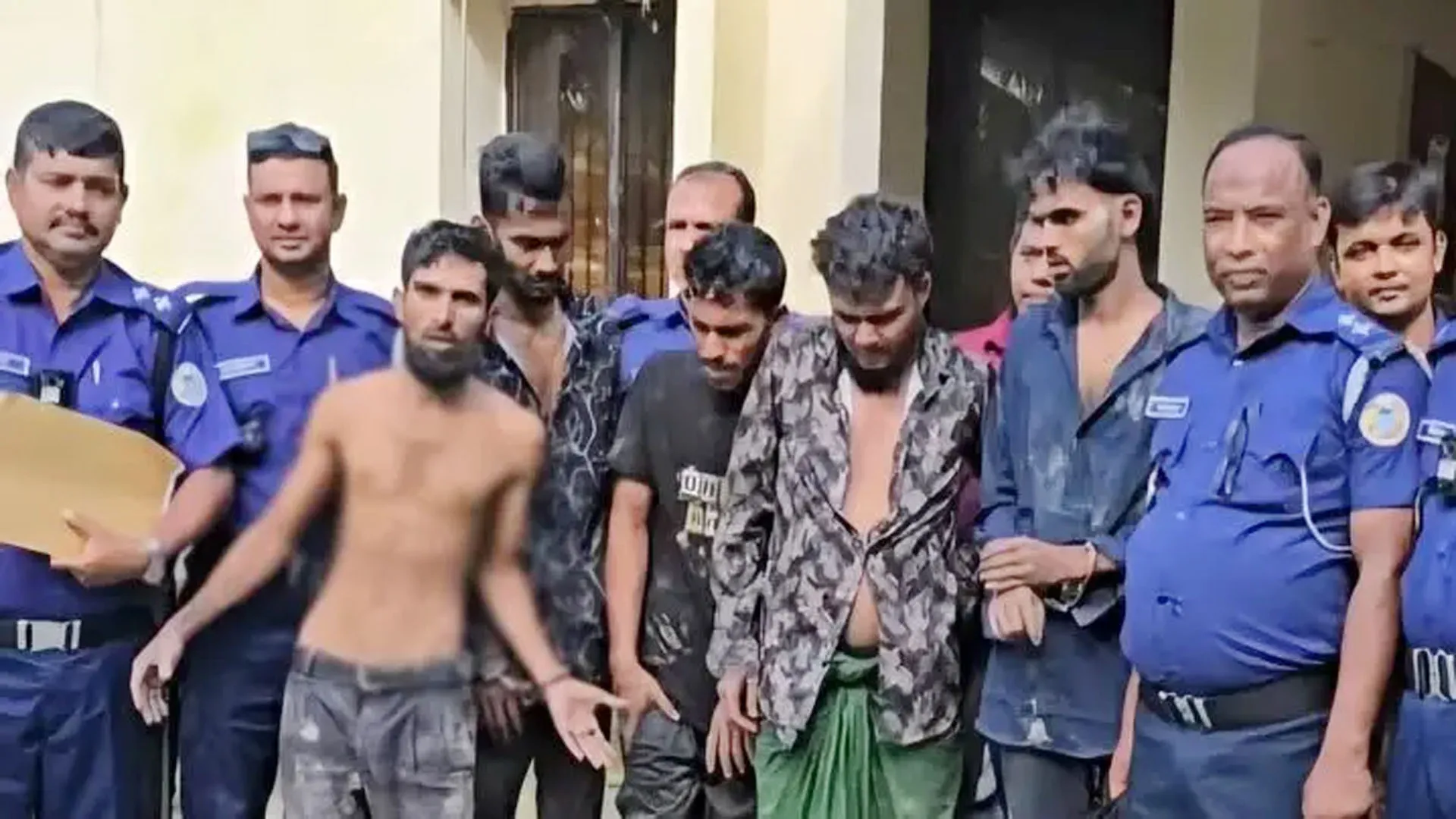 বরগুনায় পিস্তল-গুলিসহ ৫ যুবক আটক