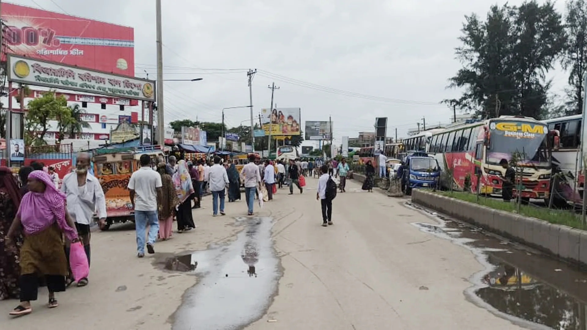 বরিশালে আকস্মিক বাস চলাচল বন্ধ, যাত্রী ভোগান্তি