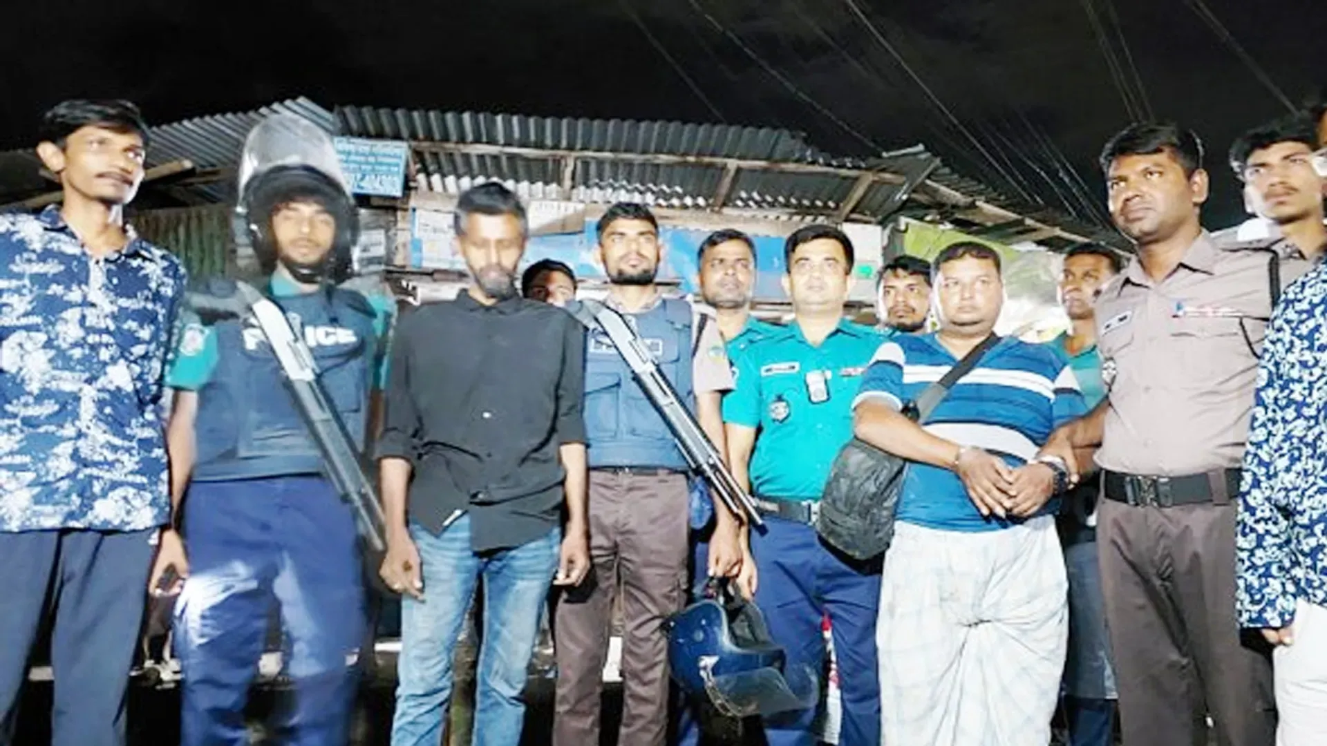 বরিশালের আলোচিত মাদক সম্রাট রিফিউজি রফিকসহ গ্রেপ্তার ৬