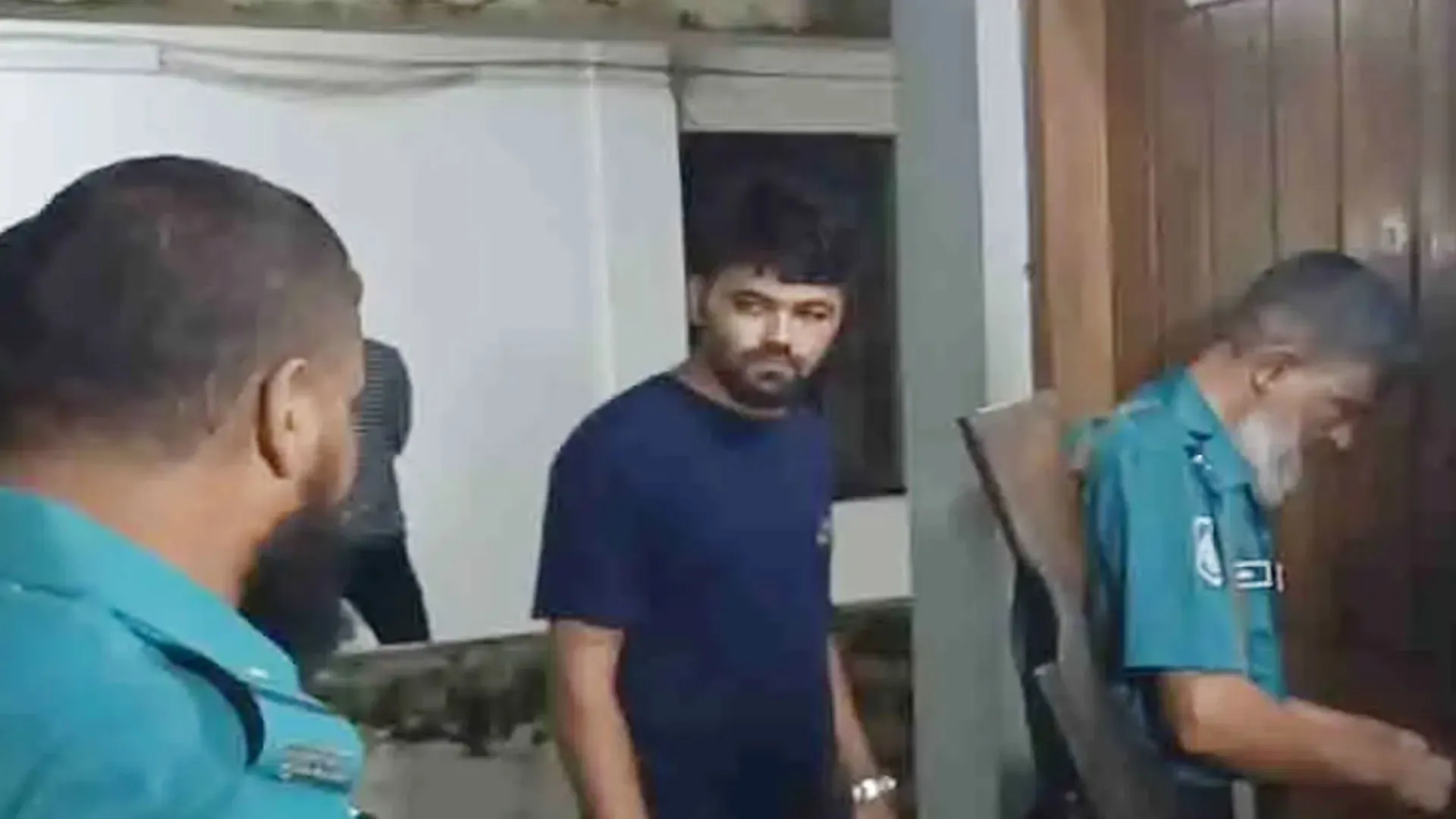 বহু নারীতে আসক্ত যুবককে তিন প্রেমিকার পিটুনি, অত:পর...