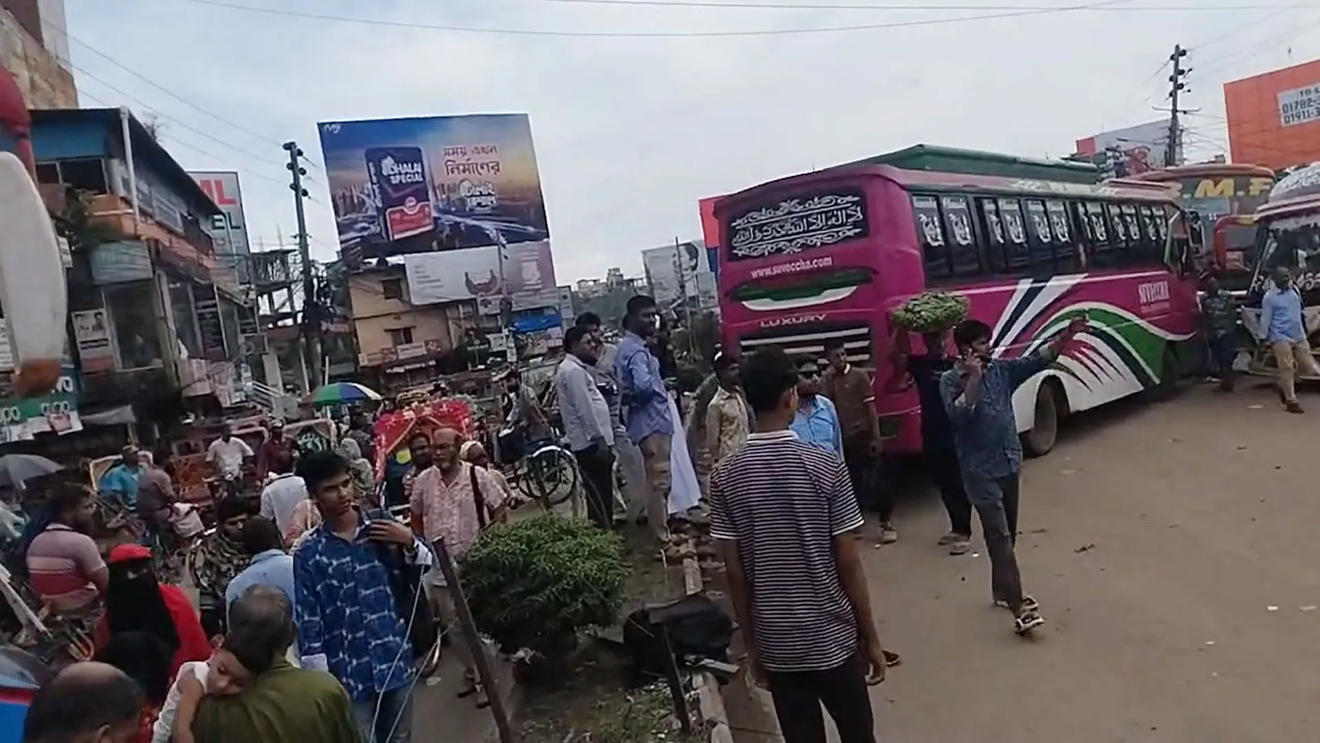 বরিশালে ফের বাস চলাচল বন্ধ, সীমাহীন যাত্রী ভোগান্তি