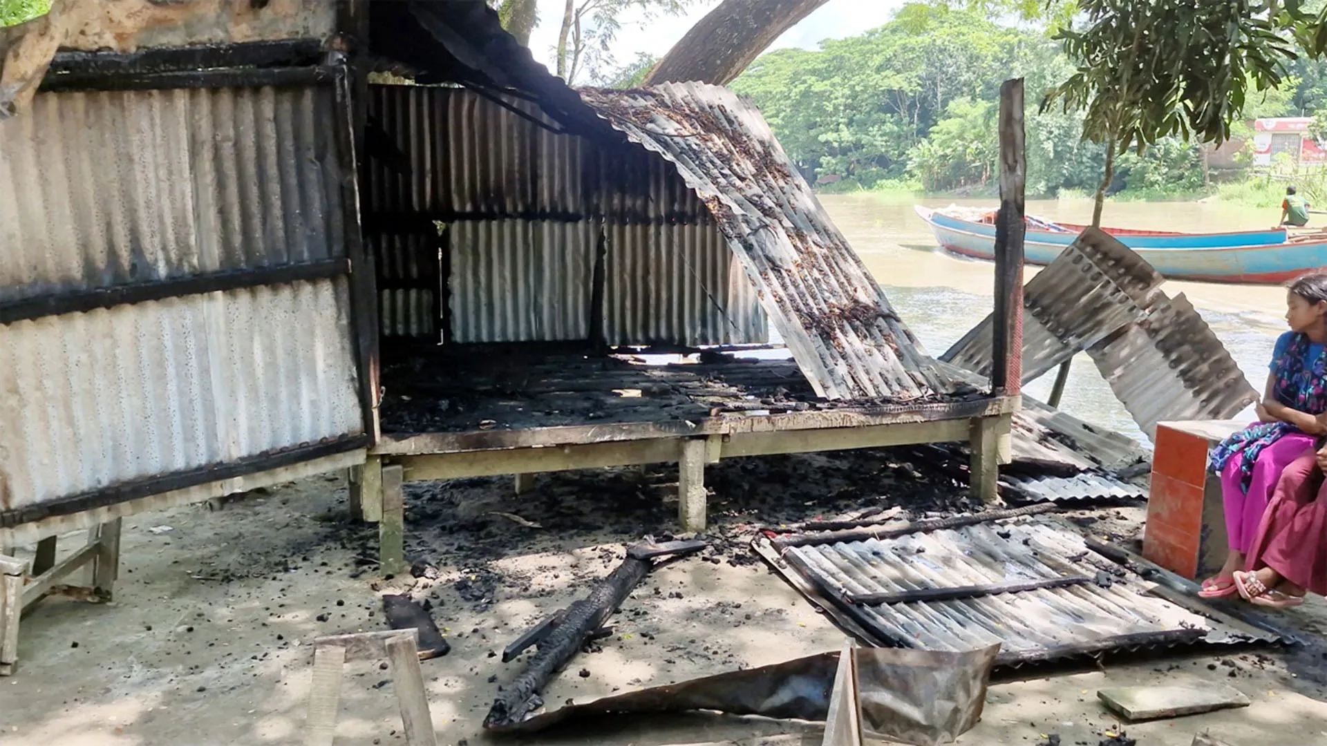গৌরনদীর বেদেপল্লীতে দু’গ্রুপে পাল্টাপাল্টি হামলা, নারীসহ আহত ১৫
