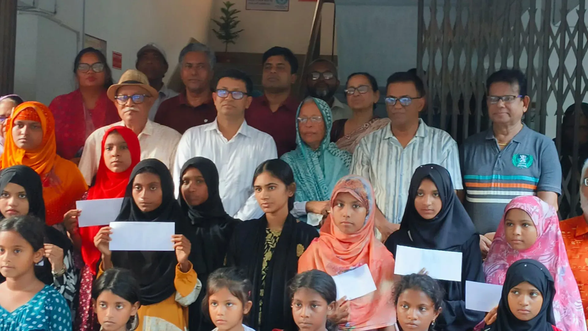 দারিদ্র্য পরিবারের মেধাবী শিশু শিক্ষার্থীদের পাশে ‘৮৪ ইভেন্ট গ্রুপ’