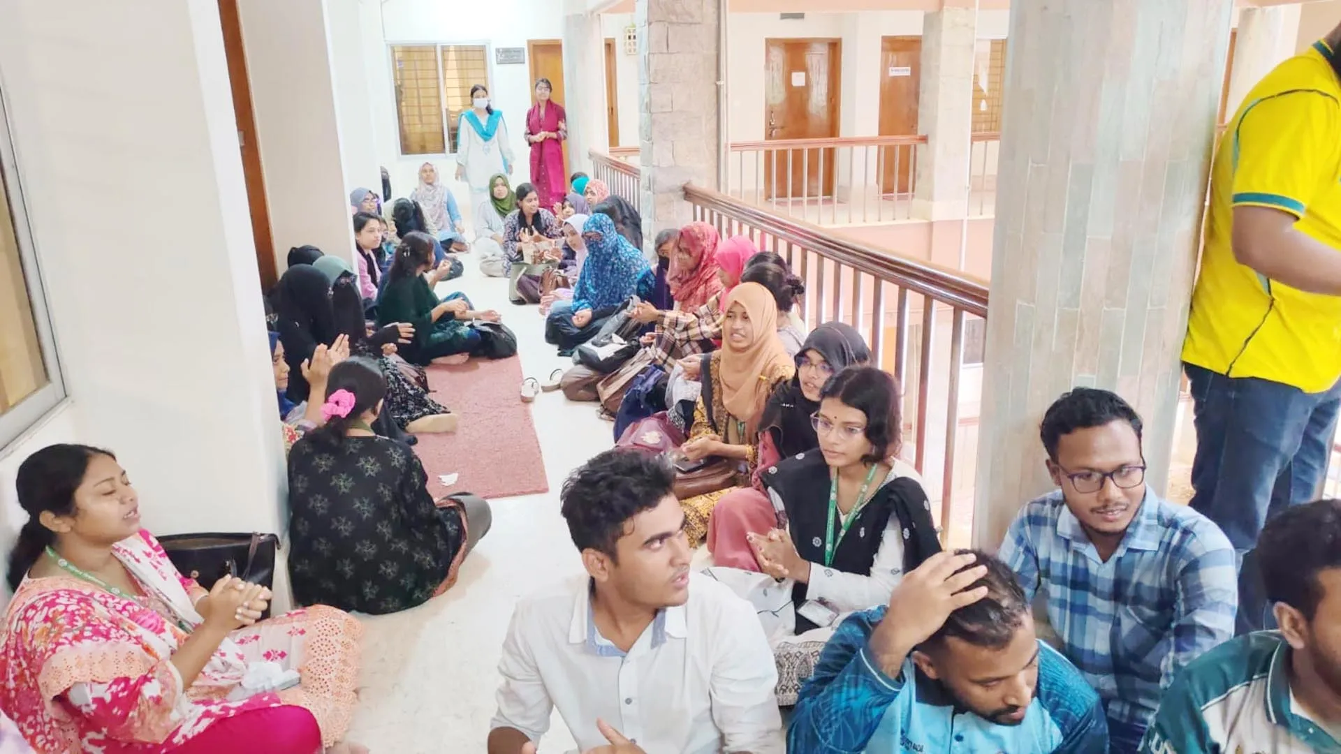 শিক্ষকের অপসারণের দাবিতে বরিশাল বিশ্ববিদ্যালয়ে শতাধিক শিক্ষার্থীর অনশন