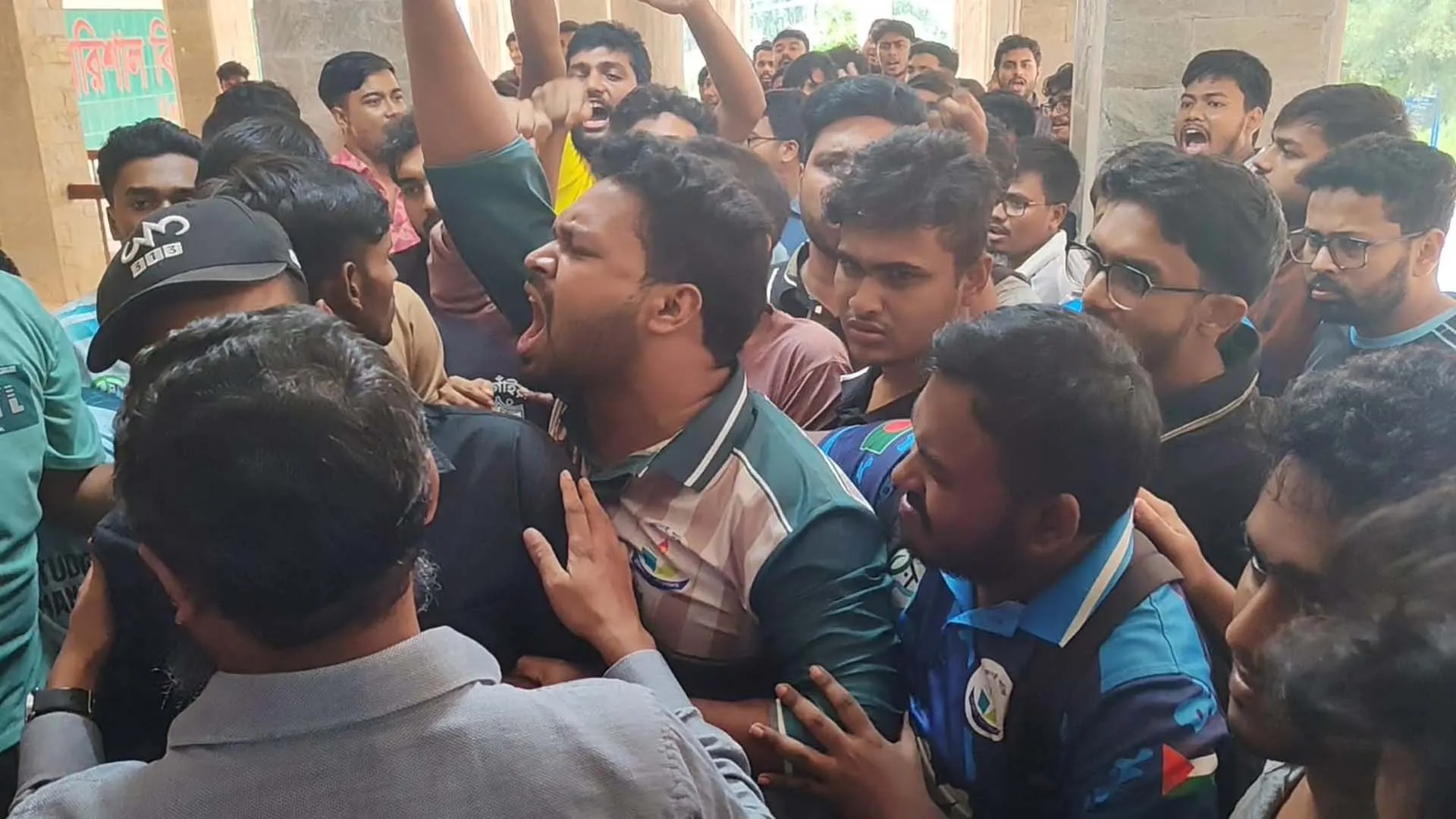 ‘ভুয়া ভুয়া’ স্লোগানে হাফিজ আশরাফুলকে প্রত্যাখ্যান শিক্ষার্থীদের