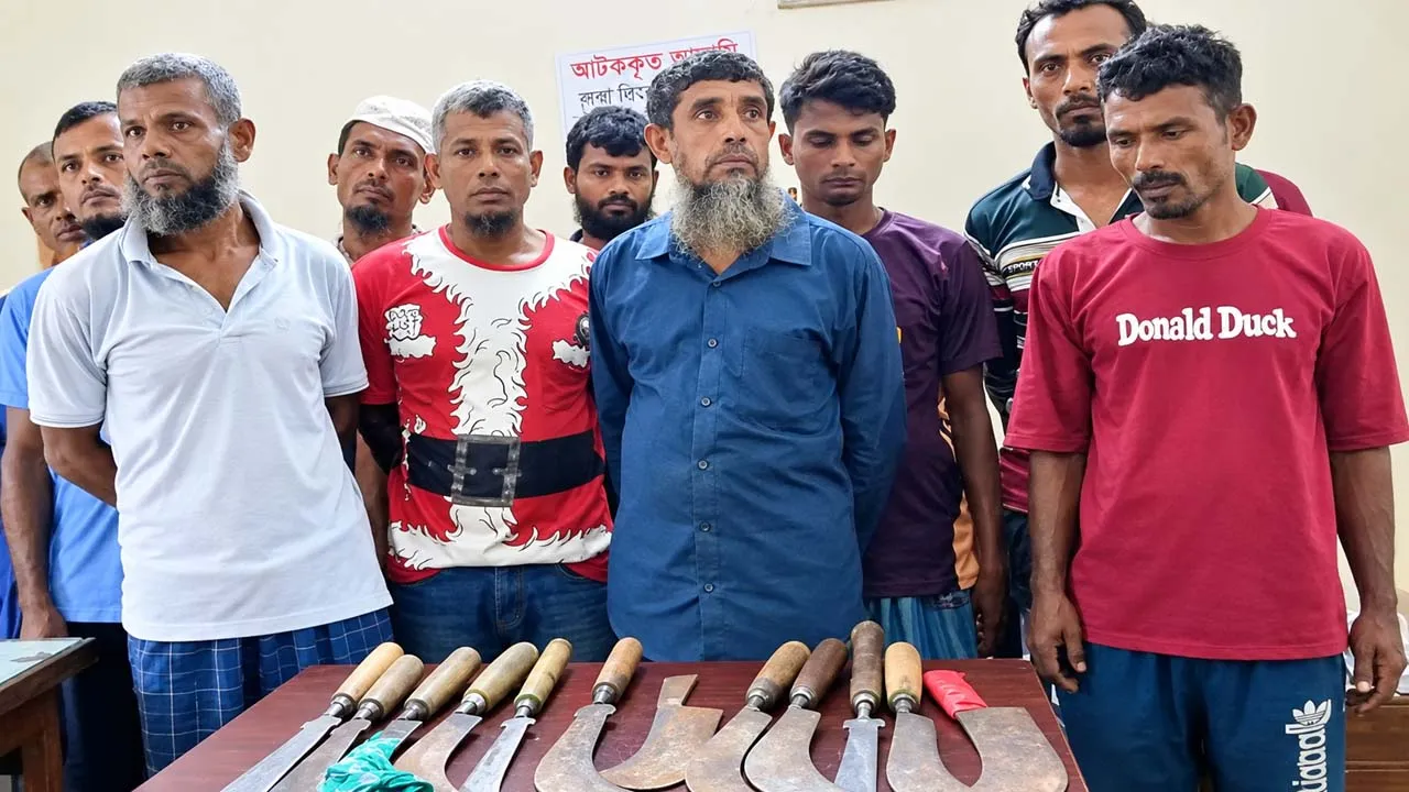 আদালতে অস্ত্রসহ ১১ জন আটক