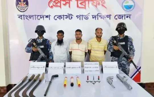 ভোলার চর মোজাম্মেল দ্বীপে অস্ত্রসহ তিন ডাকাত আটক