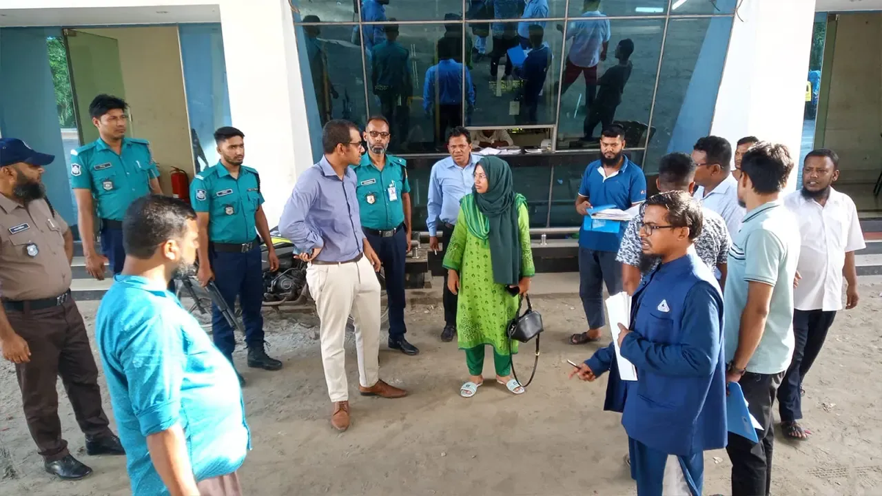 তেল ঠিকই নিল, মাপ দিল কম—বরিশালে দুই ফিলিং স্টেশনে জরিমানা