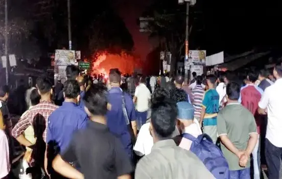বাসের টিকিট নিয়ে গৌরনদী-কালকিনীর দুই পক্ষের সংঘর্ষ, ককটেল বিস্ফোরণ