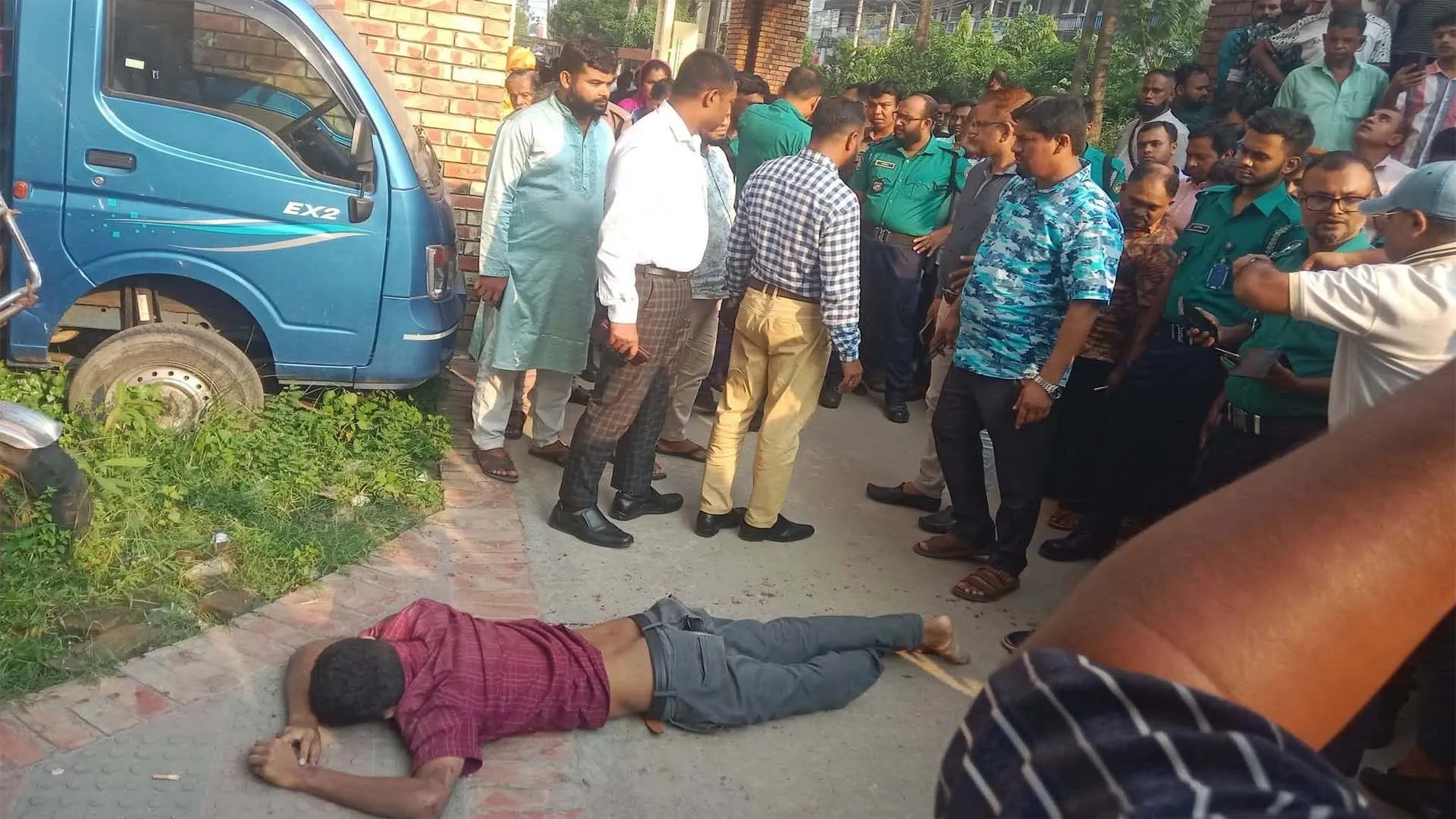 আদালত চত্বরে ১০ তলা ভবন থেকে পড়ে যুবকের মৃত্যু, রহস্য ঘিরে প্রশ্ন