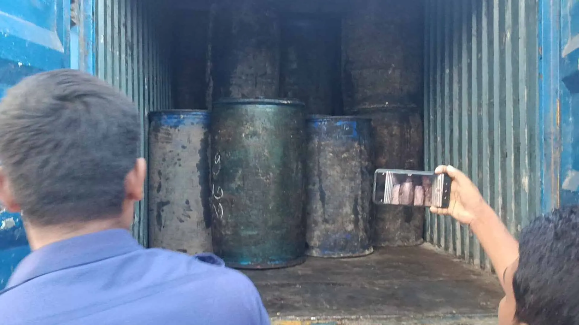 লালমোহনে ২৭ ড্রাম সয়াবিন তেলসহ কাভার্ডভ্যান জব্দ, চালক পলাতক 