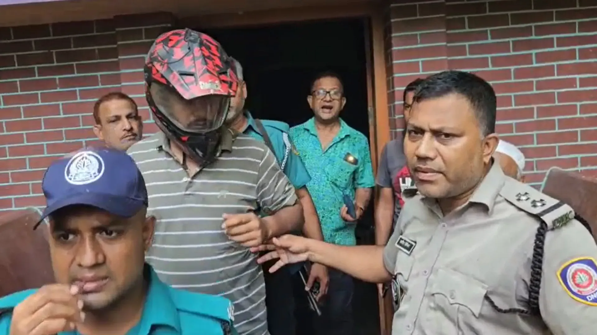 স্বেচ্ছাসেবক দলনেতার বাসায় মাদকের আসর, পুলিশ-নারীসহ আটক ৪