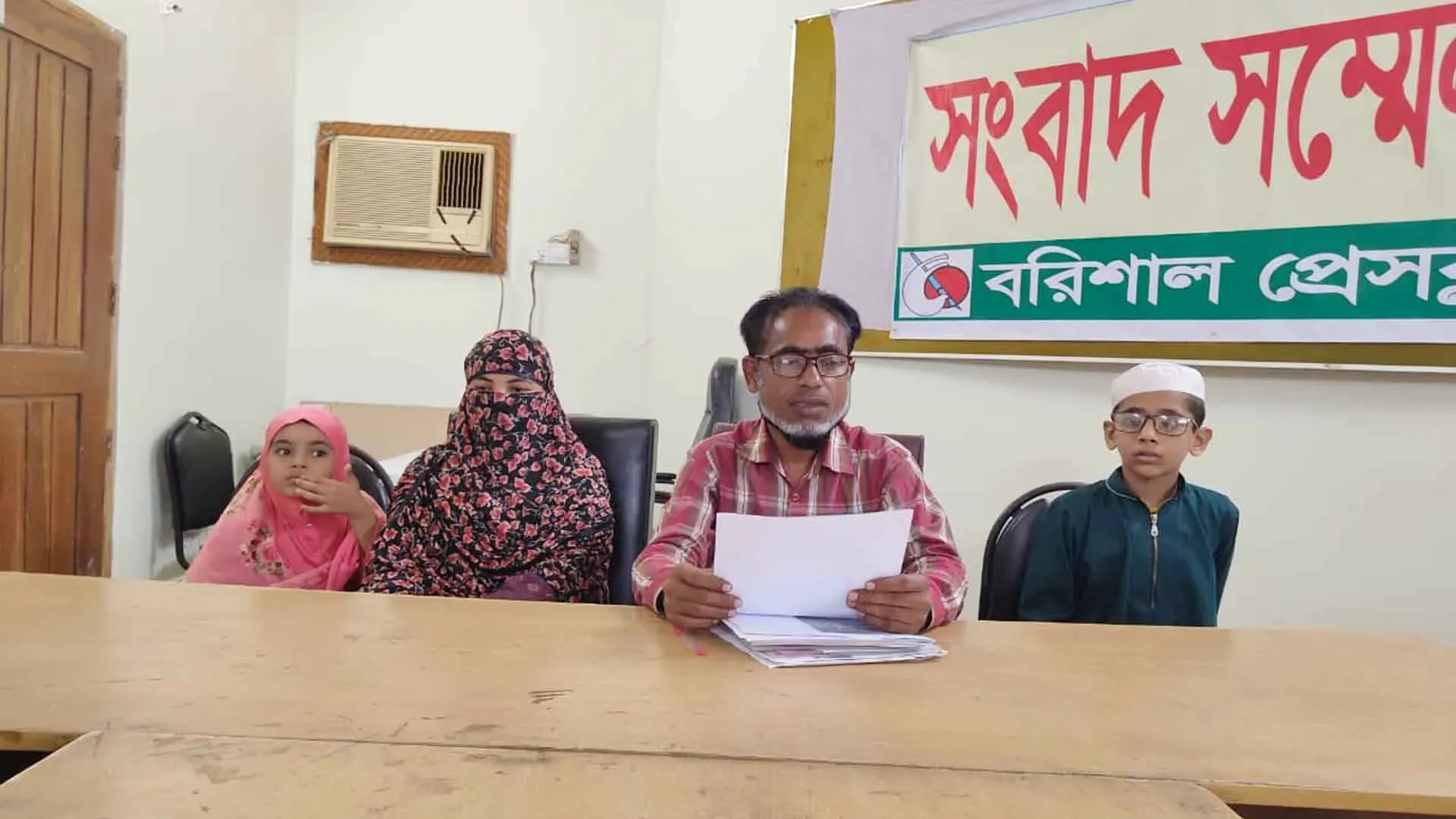 বরিশালে পুলিশকে সঙ্গে নিয়ে জমি দখলচেষ্টা বিএনপি নেতার! ভুক্তভোগীর সংবাদ সম্মেলন