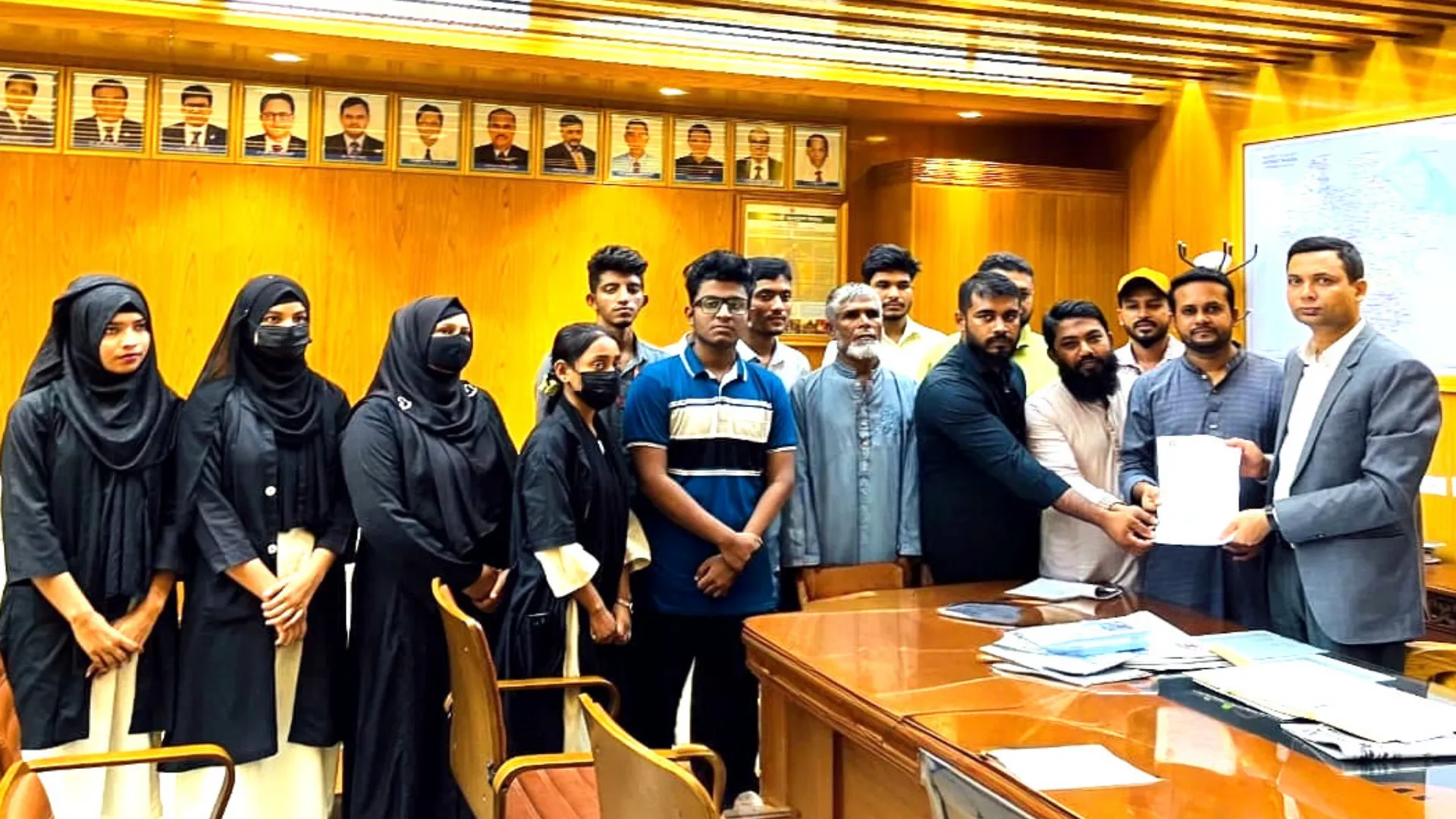 বরিশালে নাগরিক সমস্যা সমাধানে ১০ দফা দাবিতে এবি পার্টির স্মারকলিপি