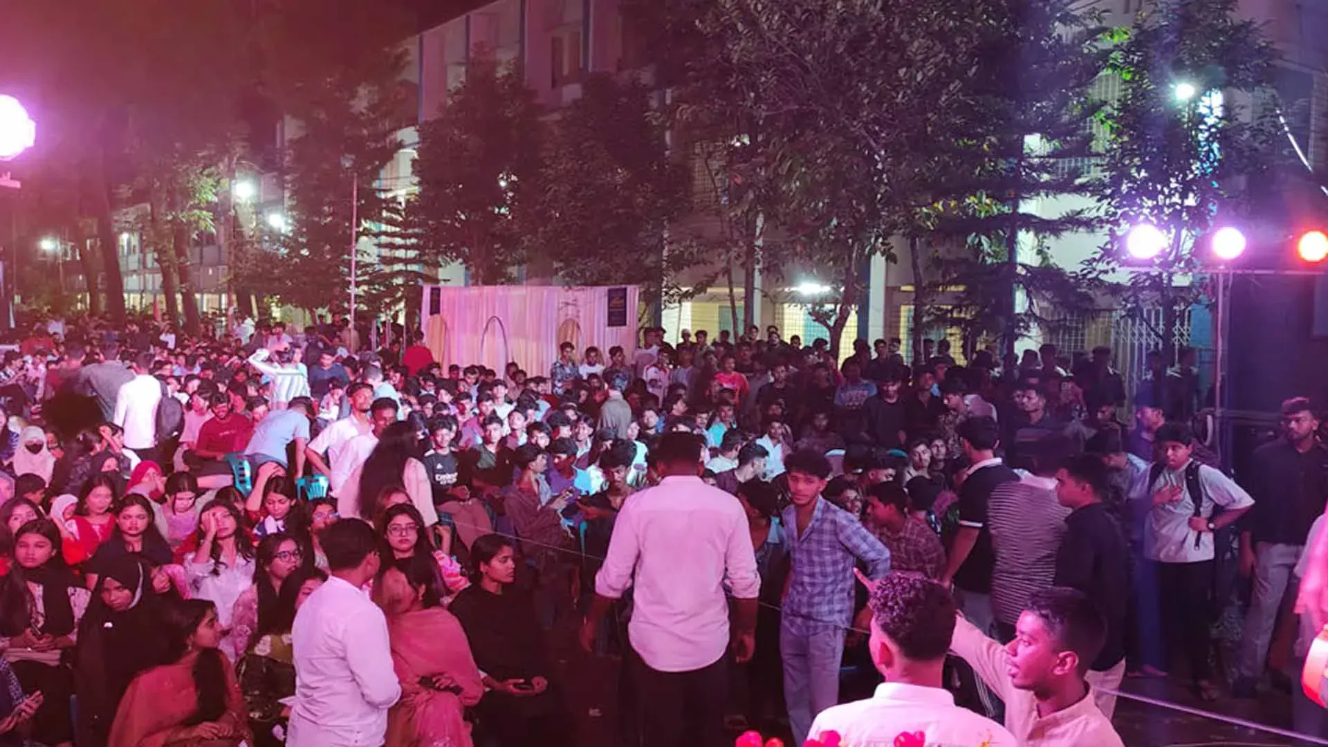 বরিশালে হাতেম আলী কলেজে ছাত্রদলের দুই পক্ষের সংঘর্ষ, আহত অধ্যক্ষ