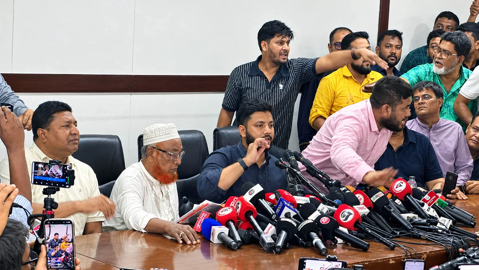 বিতর্কের মুখে ইশরাকের পদত্যাগ, টার্গেট করার অভিযোগ