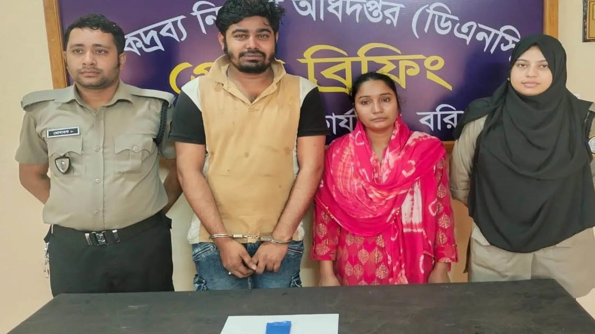 বরিশালে ২০০ পিস ইয়াবাসহ স্বামী-স্ত্রী গ্রেপ্তার