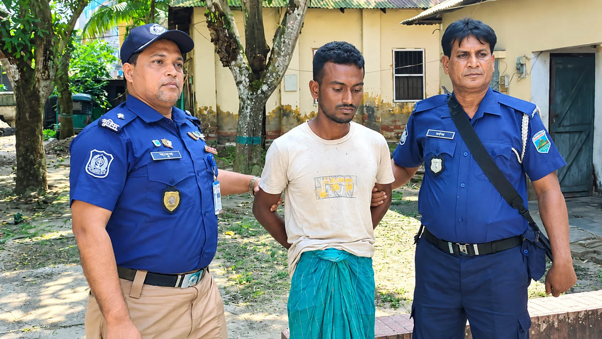নেশার টাকা না পেয়ে মাকে হত্যার অভিযোগ, ছেলেকে আটক