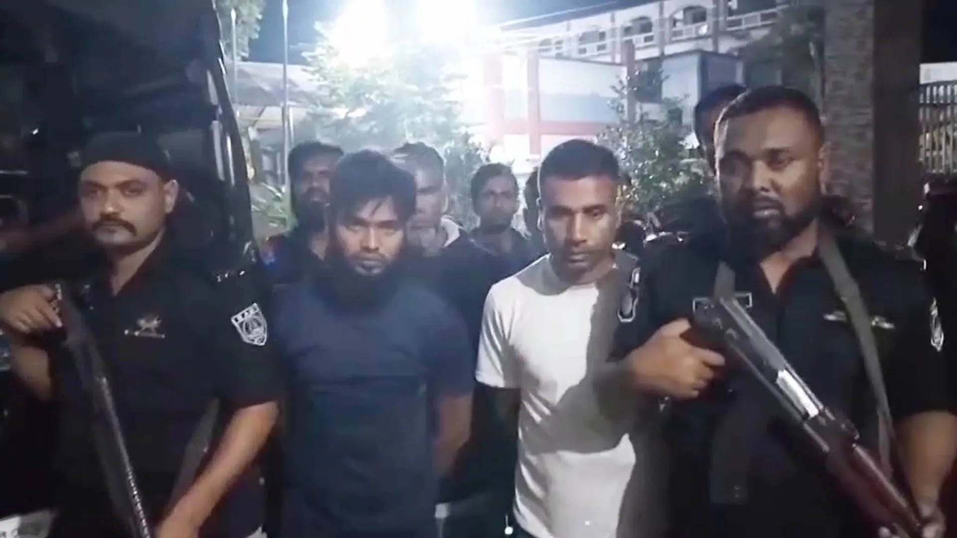 এসআরবির অভিযানে ৫ ডাকাত গ্রেপ্তার, ছিনতাইয়ের লক্ষাধিক টাকা উদ্ধার