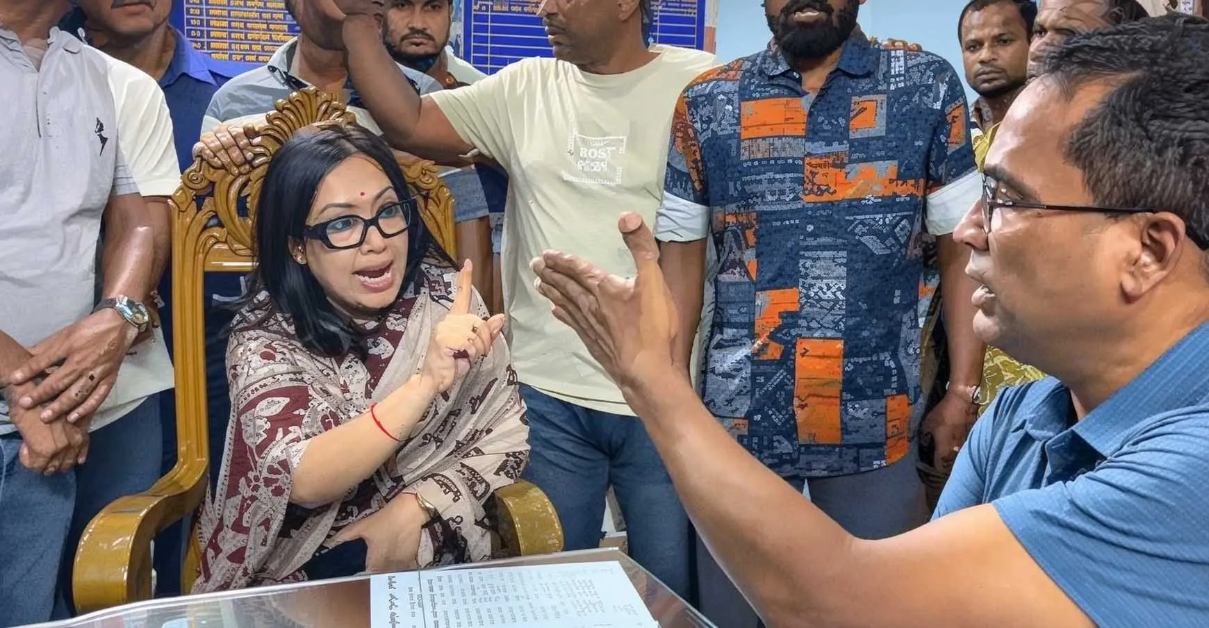 থানায় হট্টগোল!, ওসিকে এক হাত নিলেন রুমিন ফারহানা