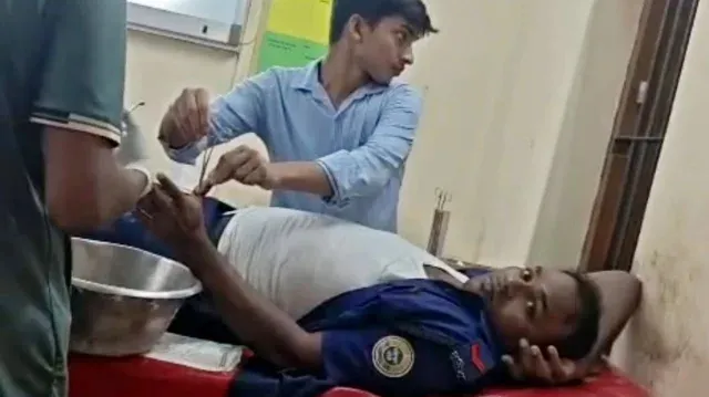 মা ইলিশ রক্ষার অভিযানে জেলেদের হামলা, পুলিশ আহত