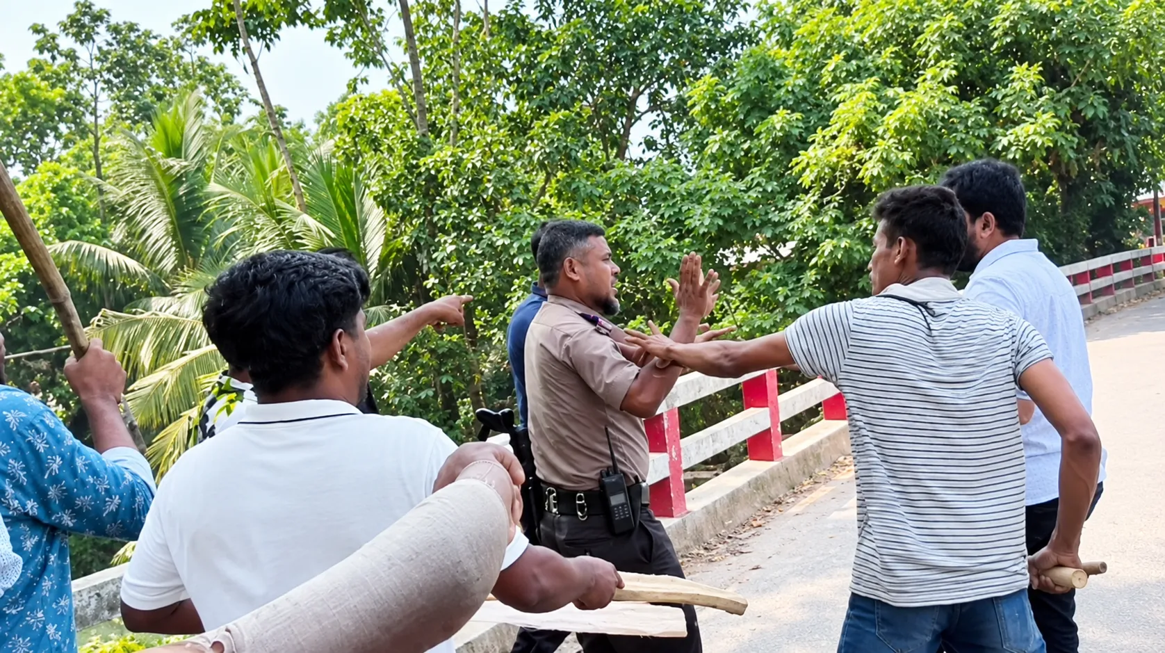 ছাত্রলীগের মিছিল থেকে পুুলিশের ওপর হামলা, গাড়ি ভাঙচুর