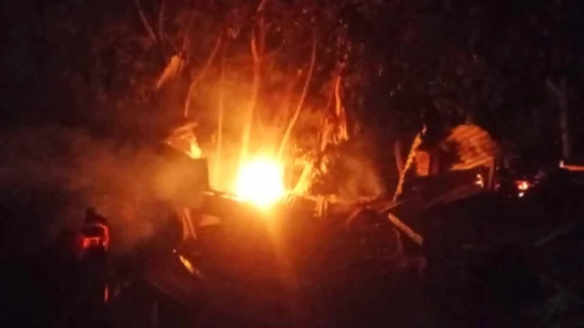 যুবদল কর্মী কাওসার হত্যা: দুই আসামির বাড়িতে আগুন